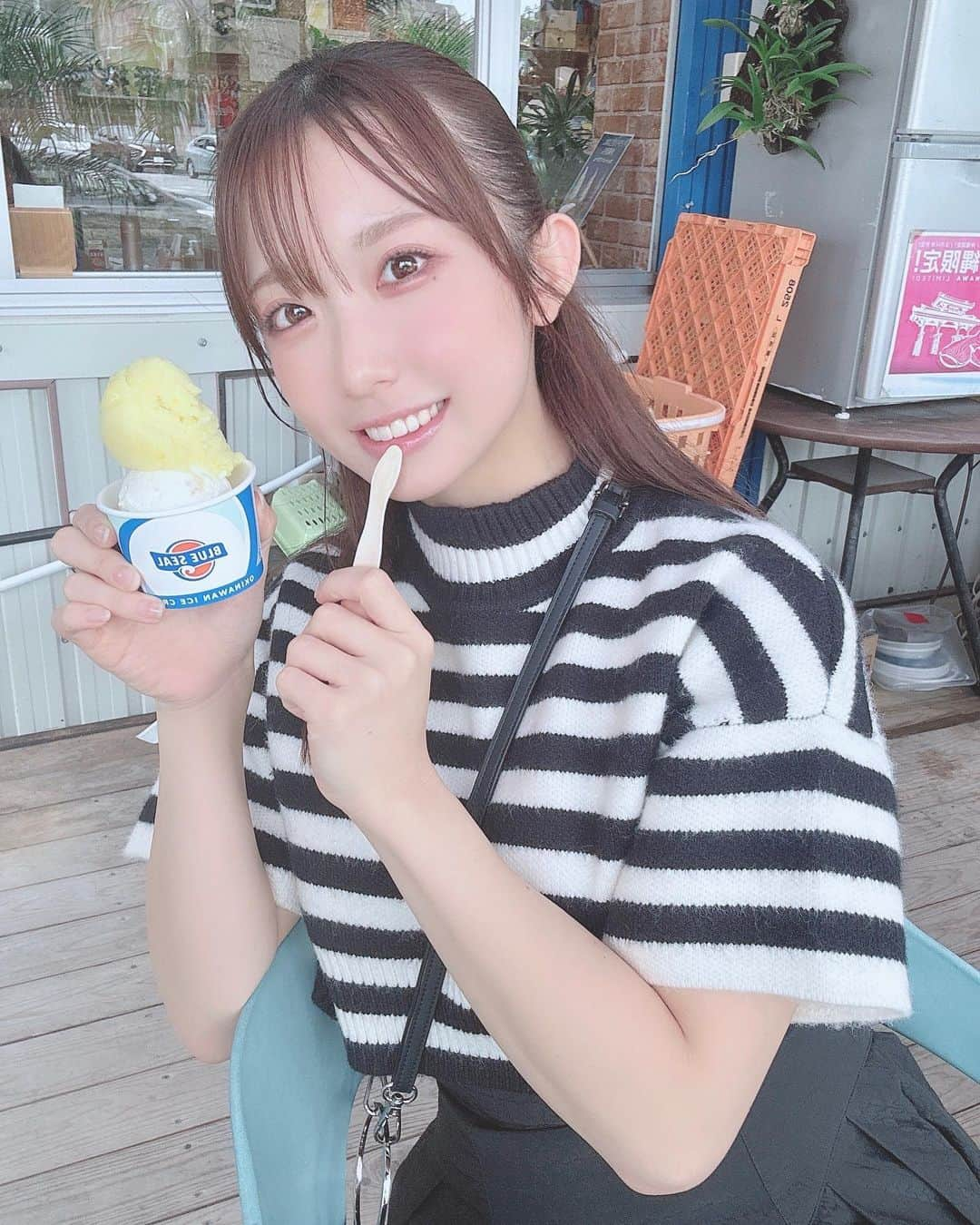 大河もものインスタグラム：「🍨 お仕事で今沖縄にきてるよ……!!!☺️🌺 休憩の合間に大好きなブルーシールアイスの塩ちんすこう味とパインソルベを食べたの｡·͜·｡  久々に食べれたから嬉しくてニッコリなももでした。。。☺️  #ブルーシール #ブルーシールアイス #グラビア#コスプレイヤー#沖縄観光 #沖縄アイス#大河もも」