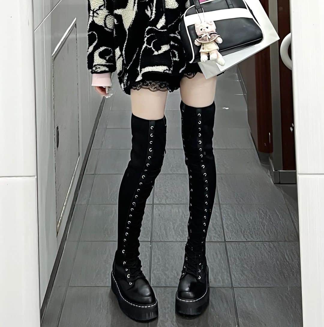 謝花南のインスタグラム：「🖤」