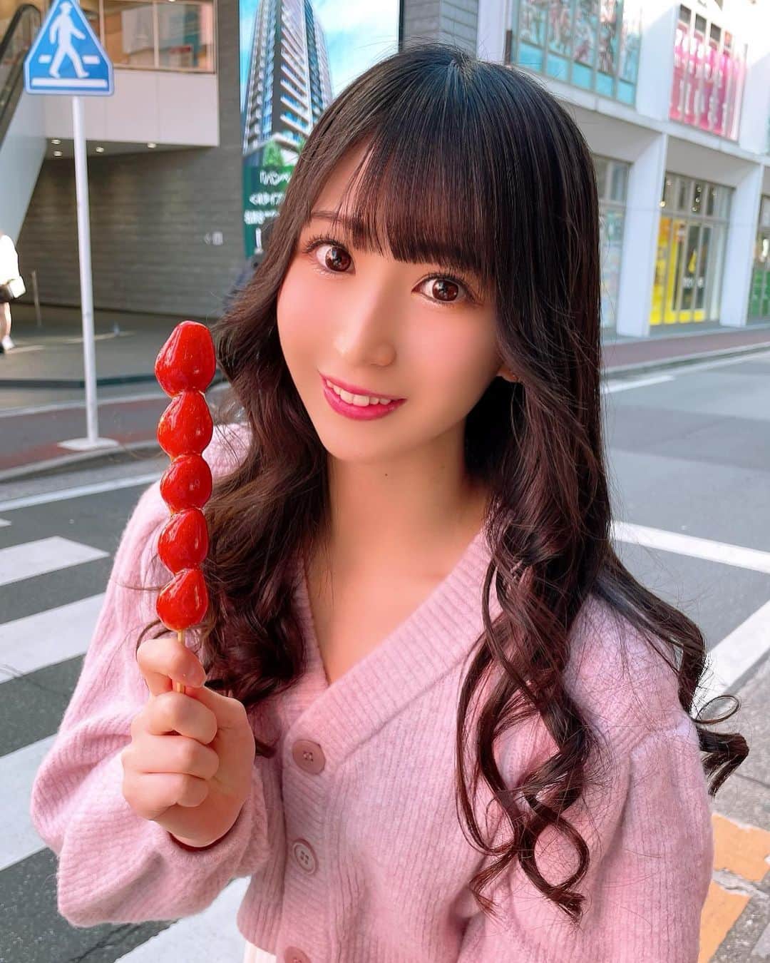 谷麻由里のインスタグラム：「#いちご飴 #大須食べ歩き #idol #巻き髪」