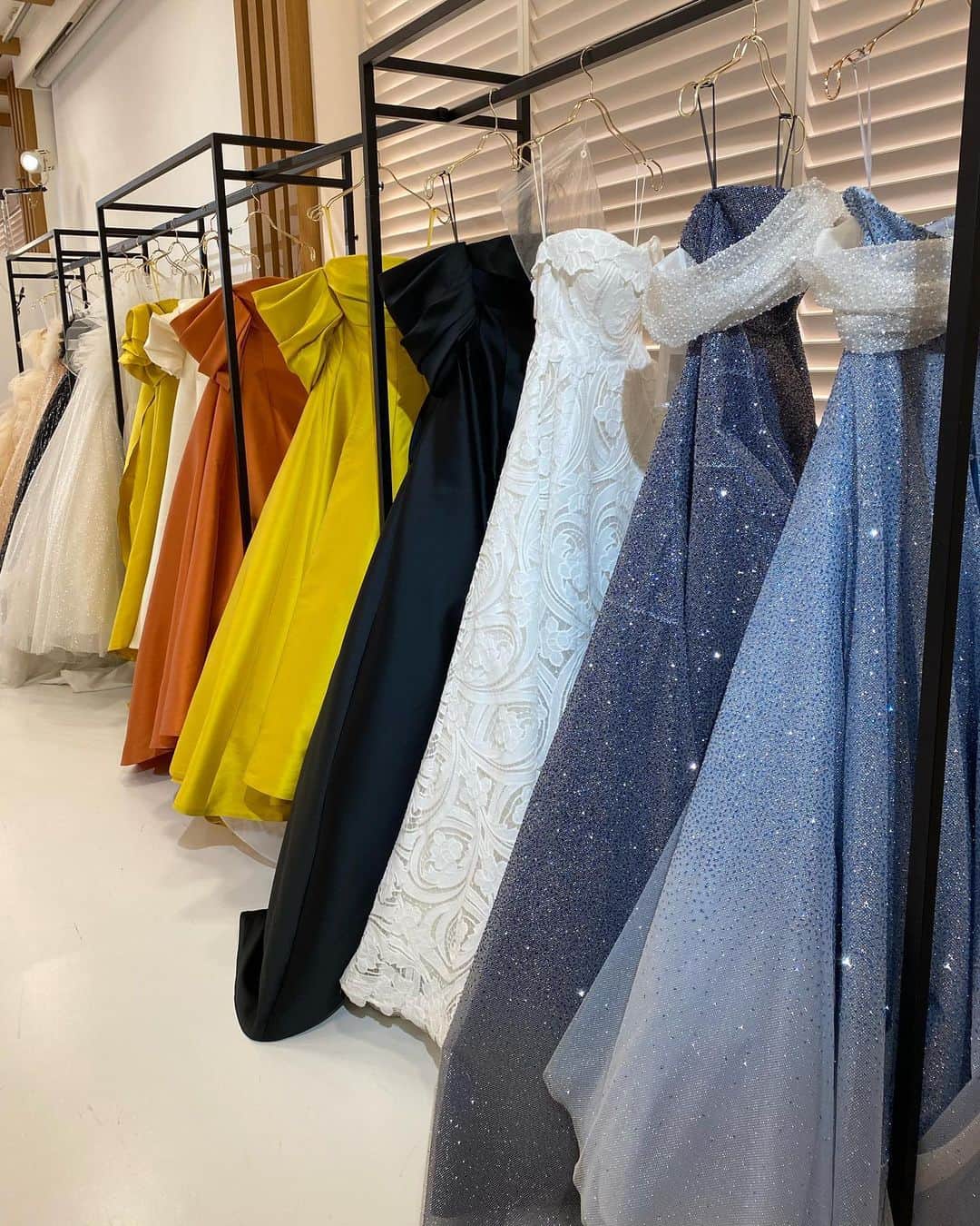 南ソフィアのインスタグラム：「@kuraudia.weddingdress さんの展示会で着させていただいたドレス達👗  バタバタで写真撮る時間あんまり無かったけど、、カラフルで可愛かった♡」