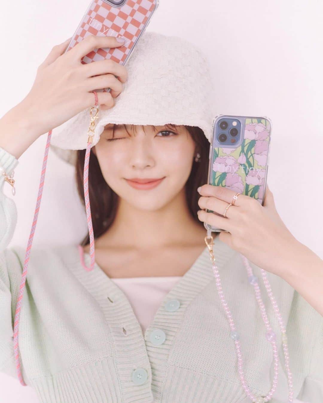 鈴木ゆうかのインスタグラム：「.  tiny tiny @tinytiny_official  Spring collection 🌷  モデルを務めさせていただきました 可愛い小物やバックで溢れてるよ サイトも素敵なのでみんなみてね🐈🤍  #tinytiny」