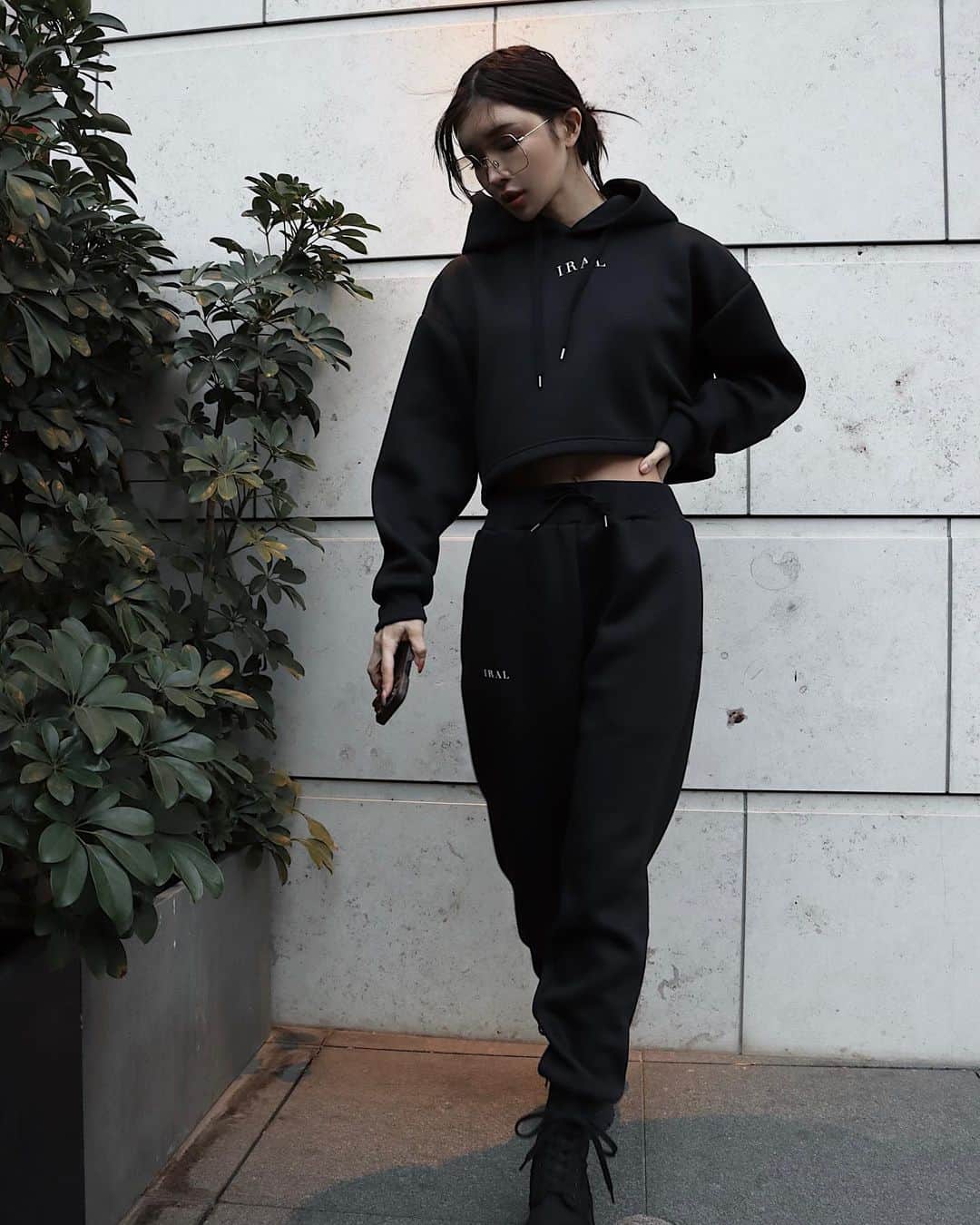 小原優花のインスタグラム：「本日セットアップの先行受注が開始しました！🥰 今日はブラックの気分🖤🖤 ダンボールニットの肌ざわりが最高で毎日着たくなります🫶🏻🥹  受注期間は2/28までですが、ありがたい事にすでに初日で沢山のご注文をいただいており上限数に達し次第、終了となります🙇‍♀️💭  ブルーは残り数点なので間も無く〆切です🙏🏻🫐 ぜひオンラインストアをご覧くださいませ🥺✨ @iral_official   #iral #アイラル #newarrival #setup #madeinjapan #athleisure」