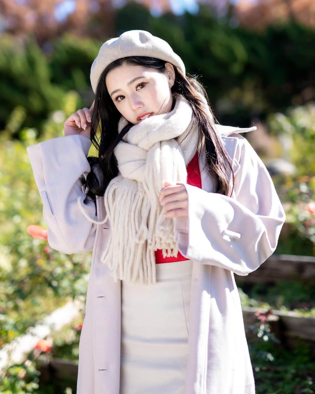 真木しおりのインスタグラム：「この時の寒さ思ったら 今だんだん暖かくなってきてる気がするなん🤭💭  冬服ってなんか女の子感増す気がする💭  #撮影会 #デート服 #ベレー帽 #マフラー #model #グラビア #レースクイーン #RQ #真木しおり」