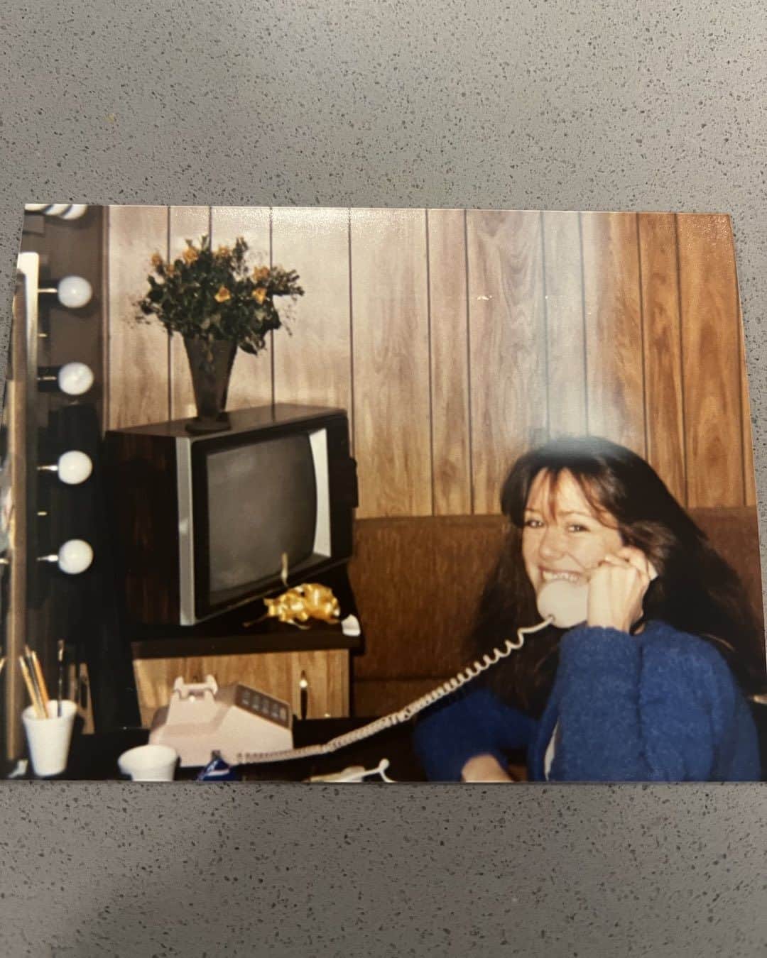 メアリー・マクドネルのインスタグラム：「E.R. trailer life .. notice the phone and the TV! A delightful job in every way imagine going to work and having  @Jalexander59  be your boss! The late great Conchata Ferrell your friend, the young handsome always smiling George Clooney , and the always gracious funny and wry @ElliottGould  And across the street on the lot were @TonyDanza and @Alyssa Milano . Sometimes gratitude isn’t a big enough word to describe the feelings around the memory #joy #flasbackfriday」