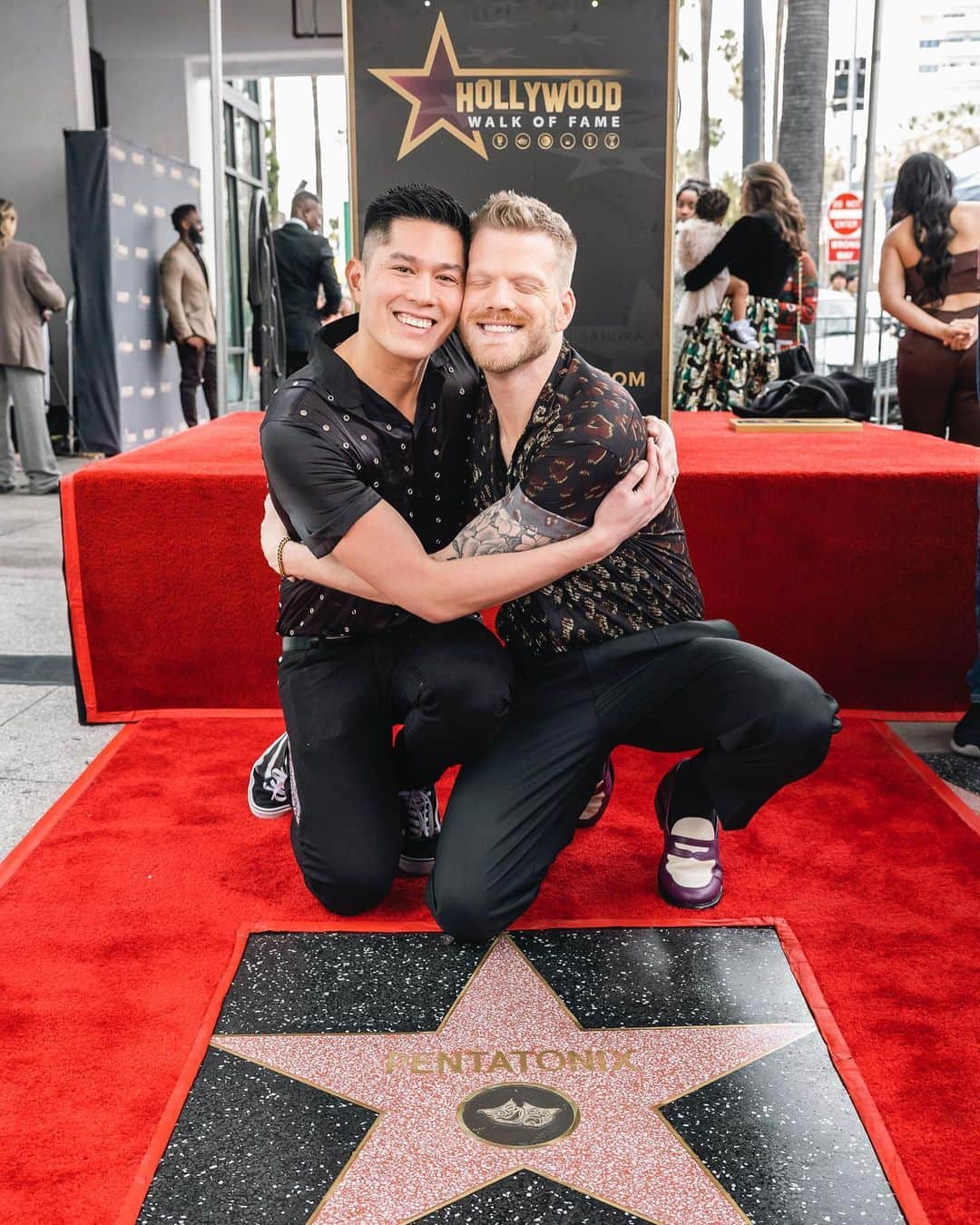 スコット・ホアイングのインスタグラム：「What an unbelievably special honor to be immortalized on the iconic Walk of Fame. Just….wow. I truly am speechless and feeling all the emotions. Grateful. Mindblown. Humbled. Inspired. Honored. What a wild, magical journey this has all been 😭 & to celebrate with all my favorite people made it that much more special. Love you endlessly @ptxofficial fam! Thank you to the fans that got us here, thank you @rachelplatten and @andygrammer for your heartwarming thoughtful amazing speeches, thank you @hwdwalkoffame and the LA chamber of commerce!! 🤍🤍🤍 (📸 @stvthrasher)」