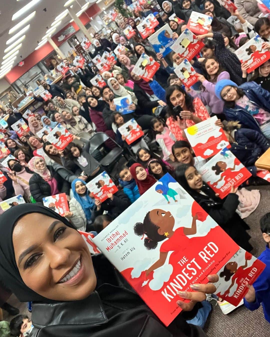 イブテハージ・ムハンマドさんのインスタグラム写真 - (イブテハージ・ムハンマドInstagram)「Thanks for helping make the launch of the THE KINDEST RED such a success! To everyone who ordered online, shopped at their local bookstore or came to see me in person, sending you extra hugs for supporting my journey in children’s literature ♥️ I love being able to help our kids see themselves in these pages— characters with brown skin and wearing hijab. Nothing more rewarding as an author than seeing little faces light up as they flip through the pages of your latest work. Grab your copy for the littles in your life 🎈🧕🏽📕 #TheKindestRed  📸 @ayaephotography」2月25日 7時03分 - ibtihajmuhammad