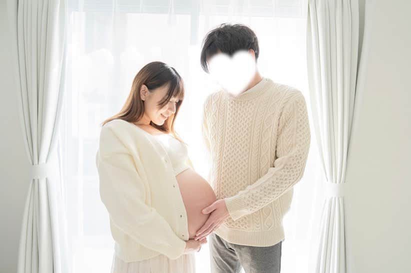 ホームランなみちのインスタグラム：「🤰  お家マタニティフォト📷 妹夫婦に協力してもらって撮ってみました♡ 今にも破裂しそうな大きなお腹🤰 この中で元気いっぱい動いてます👶 ドンドコ動いてて、今は自分のお腹じゃないみたいな不思議な感覚なんだけど、娘が出てきた後のお腹はどうなるのか楽しみ！ お母さん曰く「スッキリ！！！」するらしい…本当に😂？ ぶよぶよにたるんだお腹だけが残る気がしてます🙄  クリーム塗りまくっていたので、今のところ妊娠線は出来てないと思うけど、 正中線はかなりくっきり！ 肌も全体的にくすんでるので、産後本当に戻るのか🥺 あとでべそになったへそは本当に元に戻るのか！  身体って不思議なことばっかりで、子供を授かるということは改めて神秘的な事なんだと身をもって実感してます。  いつ出てくるかねー♡ あとは娘の気分次第！  #🤰 #マタニティフォト #マタニティフォトセルフ  #👶 #臨月 #妊婦  #お腹が大き過ぎて双子に間違われる  #😂」