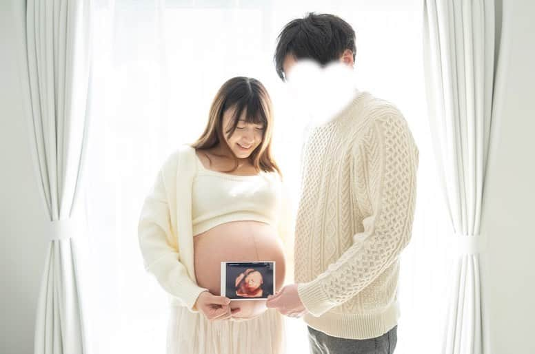 ホームランなみちさんのインスタグラム写真 - (ホームランなみちInstagram)「🤰  お家マタニティフォト📷 妹夫婦に協力してもらって撮ってみました♡ 今にも破裂しそうな大きなお腹🤰 この中で元気いっぱい動いてます👶 ドンドコ動いてて、今は自分のお腹じゃないみたいな不思議な感覚なんだけど、娘が出てきた後のお腹はどうなるのか楽しみ！ お母さん曰く「スッキリ！！！」するらしい…本当に😂？ ぶよぶよにたるんだお腹だけが残る気がしてます🙄  クリーム塗りまくっていたので、今のところ妊娠線は出来てないと思うけど、 正中線はかなりくっきり！ 肌も全体的にくすんでるので、産後本当に戻るのか🥺 あとでべそになったへそは本当に元に戻るのか！  身体って不思議なことばっかりで、子供を授かるということは改めて神秘的な事なんだと身をもって実感してます。  いつ出てくるかねー♡ あとは娘の気分次第！  #🤰 #マタニティフォト #マタニティフォトセルフ  #👶 #臨月 #妊婦  #お腹が大き過ぎて双子に間違われる  #😂」2月25日 7時14分 - nami_onpu_uta