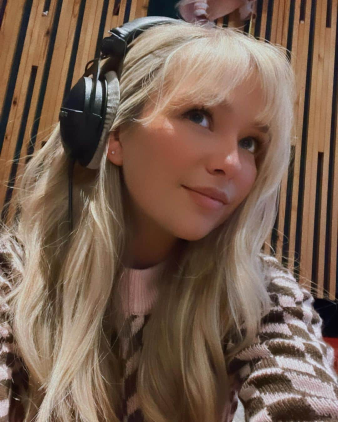 コニー・タルボットさんのインスタグラム写真 - (コニー・タルボットInstagram)「Announcing my EP is coming out April on @thisisheart , wrapping up final touches in the studio, and also getting a fringe😳 allll in one week haha.  Thank you for having me @thisisheart 🫶」2月25日 7時31分 - officialconnietalbot