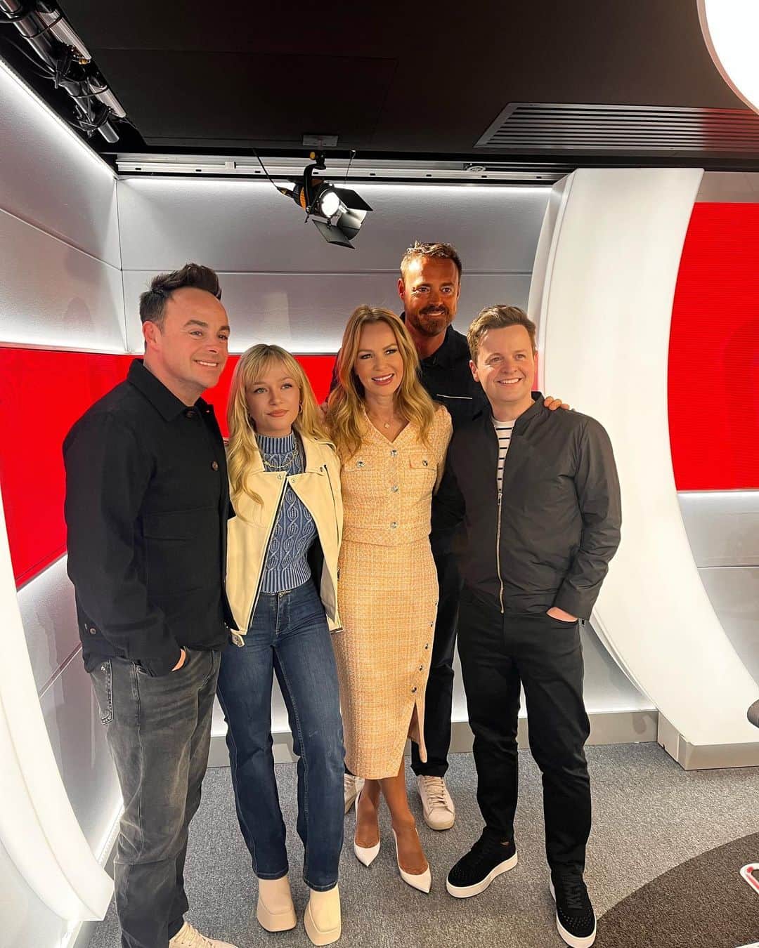 コニー・タルボットのインスタグラム：「Announcing my EP is coming out April on @thisisheart , wrapping up final touches in the studio, and also getting a fringe😳 allll in one week haha.  Thank you for having me @thisisheart 🫶」