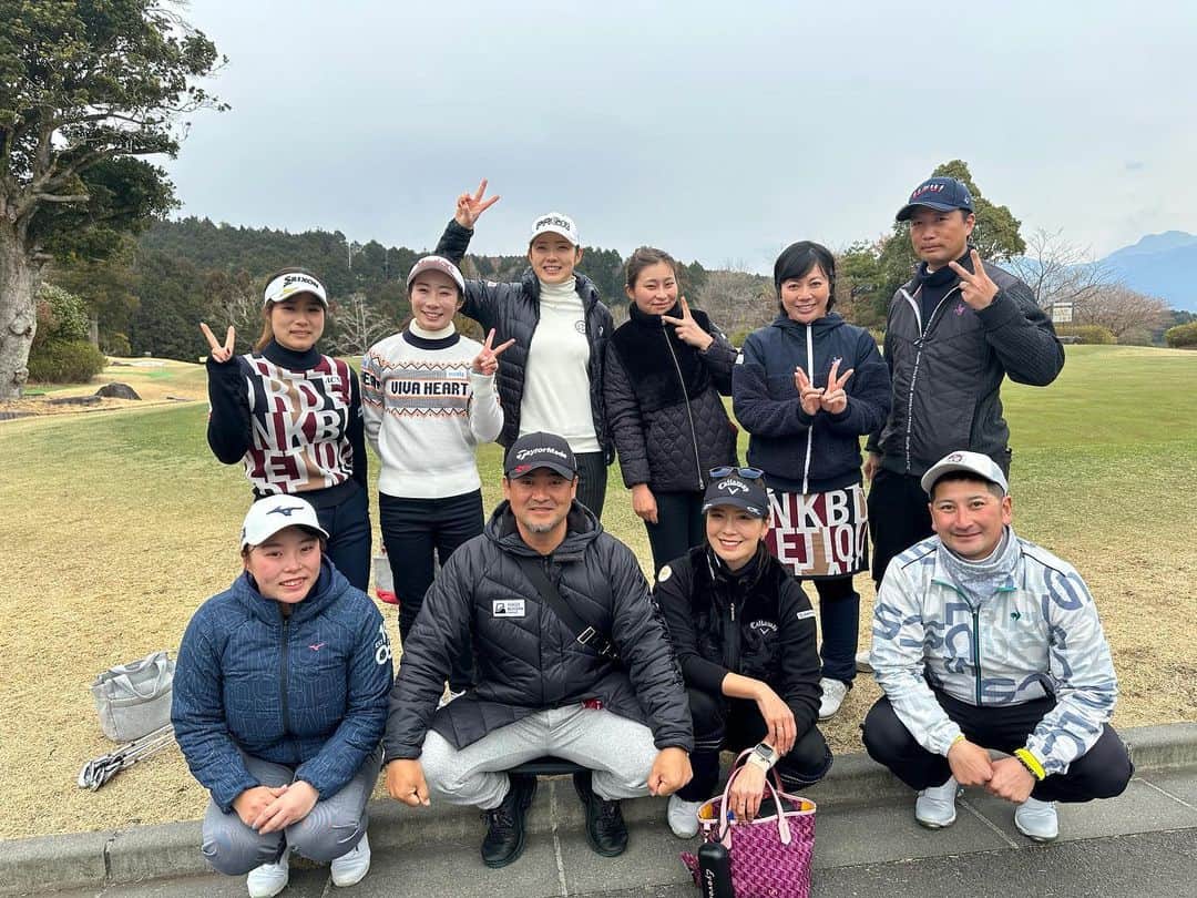 のインスタグラム：「合宿第3クール終了しました⛳️❗️ 今回は、 三島ゴルフ倶楽部 三島ジャンボゴルフセンター クラウンゴルフクラブ で練習させていただきました🏌️‍♀️ 大人数でしたが快く迎えて頂き、感謝の気持ちでいっぱいです🙇‍♀️🙏 ありがとうございました‼️ . そして開幕のダイキンオーキッドレディスに続き2戦目、3戦目の ・明治安田生命レディスヨコハマタイヤゴルフトーナメント ・Tポイント×ENEOSゴルフトーナメント も、推薦出場が決まりました🙏❗️ 有り難いです🙇‍♀️頑張りますので、よろしくお願い致します✊‼️ . #TEAM3284」