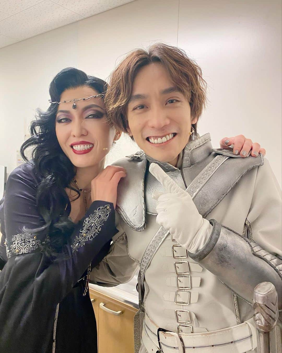 安蘭けいさんのインスタグラム写真 - (安蘭けいInstagram)「今日はキングアーサー兵庫公演初日でした✨ 劇場いっぱいのお客様！ 大盛り上がりでした😆 ありがとうございました💕  ひと足お先に千秋楽のランスロット役の壮ちゃん🎊 目を合わせるしか絡みはなかったけど、共演できて嬉しかったな☺️ すぐ『RENT』が待ってるんだって！私の大好きな『RENT』♪ いいなぁ✨✨✨  #キングアーサー #平間壮一 くん #ランスロット #兵庫公演 #26日までです」2月24日 22時37分 - toko_aran