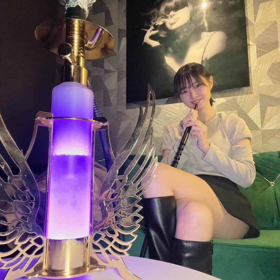 いけちゃんのインスタグラム：「赤坂のシーシャ屋！🐰 インスタで見つけて気になってた🥺  この機材はここでしか吸えないやつ！ 私が1番好きな「ヒノキ」にライチとかをフレーバーしてもらって、めっちゃスッキリ美味しかったー！  しかも赤坂の常連のBARから徒歩30秒でしたわ😇笑  これはリピ確(1人でも来やすい)  #シーシャ#赤坂」