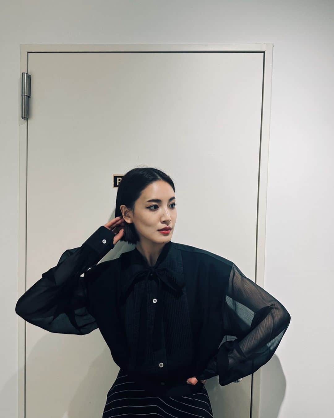 のインスタグラム：「NEROLIのお洋服サンプルが上がってきて、着れる状態であれば、わたしは１日それを着て過ごすようにしています。着た瞬間良いと思っていてもしっかり一日着てみると見えてくることも沢山あるし、周りからも早く商品化してほしい！という嬉しい声もでてきたり…発見がたくさん。そして、そのお洋服がNEROLI像に相応しいかという事も凄く重要で大事にしている。このピンタックシャツはいいかもしれない…お楽しみに。」