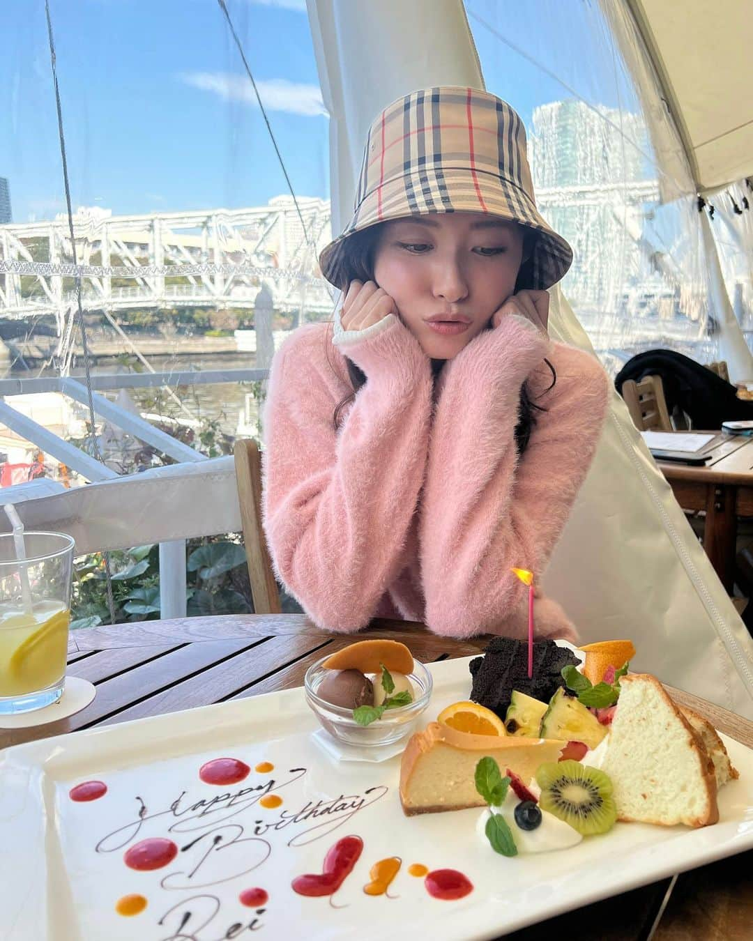 戸田れいさんのインスタグラム写真 - (戸田れいInstagram)「ずく姐にお誕生日のお祝いしてもらった時のお写真🫶  お天気も最高でとてもしあわせな時を過ごせました🐰💓  さてさて、わたしは今広島にきております✈️  明日は9:45からボートレース宮島で「ボートレースバラエティ🥳ブッちぎりィ‼️」に出演します🚤  16:00からは長野朝日放送「信州をカーナビUぐるっTV」に出演します📺  是非皆様ご覧くださいませ🥴♥️」2月24日 23時00分 - rei_toda