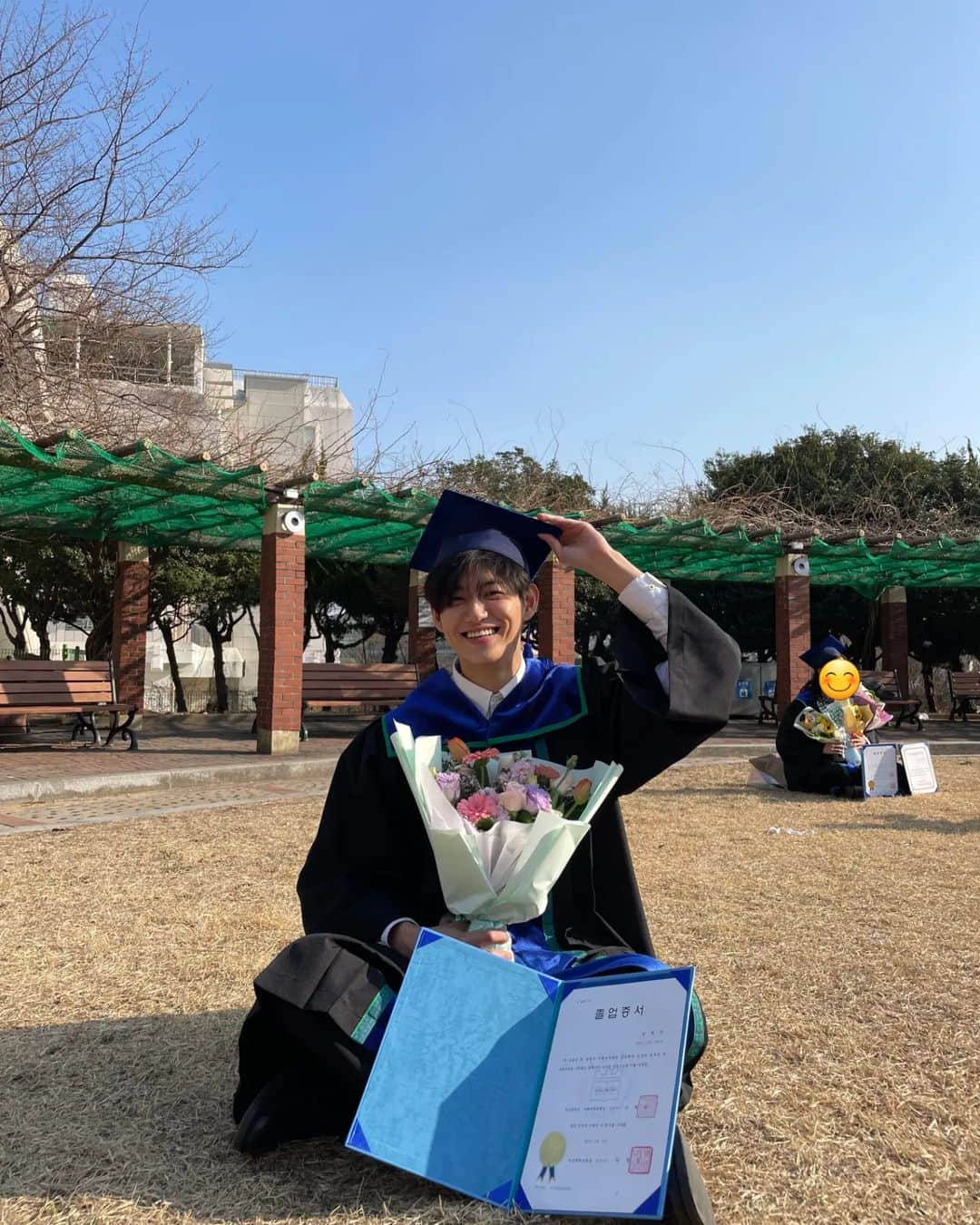 ソン・ヒョヌのインスタグラム：「뒤늦은 쎄레모니🎓😄  #졸업 #뿌듯함」