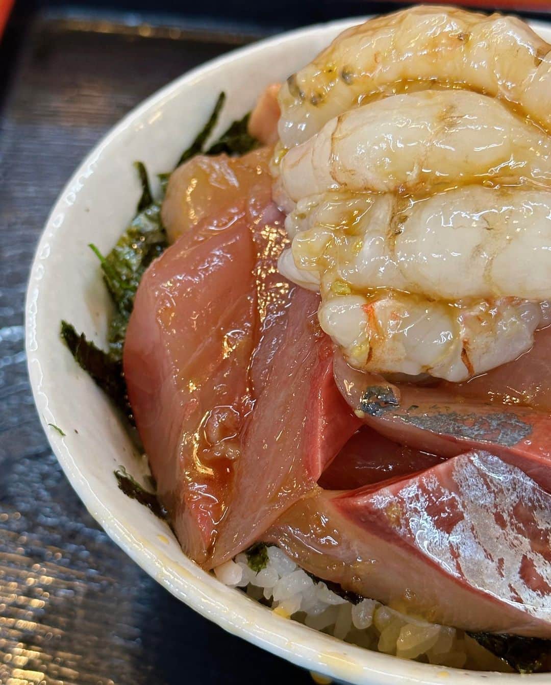 フォーリンデブさんのインスタグラム写真 - (フォーリンデブInstagram)「【東京では出回らないエビ！】 鳥取県の琴浦町にある「活魚ふじ」では、足がはやくて東京では出回らない、稀少な「モサエビ（猛者海老）」が食べられる🌟  近くにパワースポットとして知られる「鳴り石の浜」があることから名付けられた「鳴石丼（1850円）」には、地魚の漬けとともに、そんなモサエビがどどんと❣️  口の中が、モサエビの甘みで満たされるような感覚で、ねっとりとした食感と、超濃厚な味わいに驚かされちゃったよ😳✨  ---------- 🍴活魚ふじ ☎️0858-55-2056 🏠鳥取県東伯郡琴浦町赤碕1149-2  ⏰10:30～20:30（木曜定休） 💰食べログ予算: ☀️¥1000- - #鳥取グルメ #鳥取ランチ #活魚ふじ #個室あり #鳴石丼 #モサエビ #猛者海老 #ねっとり濃厚 #黒ずんでるからキレイではないけど #美味しさは海老の中でも抜群 #東京でもモサエビ食べたい - ▼ エリア&ジャンル検索 #フォーリンデブ鳥取 #フォーリンデブ海鮮 #フォーリンデブ丼もの」2月24日 23時22分 - fallindebu
