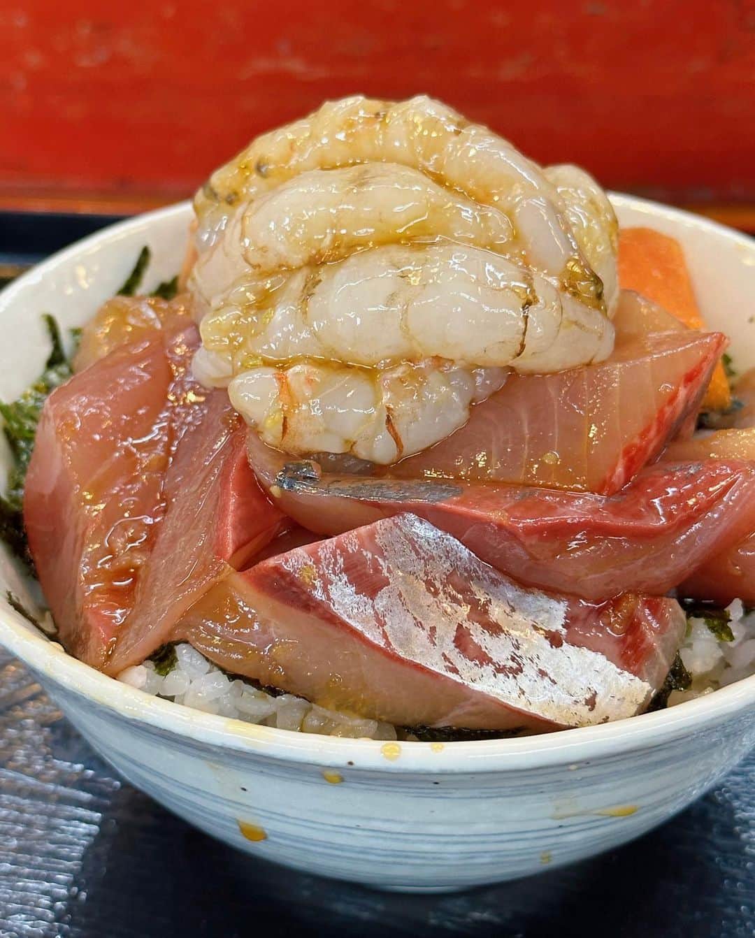 フォーリンデブさんのインスタグラム写真 - (フォーリンデブInstagram)「【東京では出回らないエビ！】 鳥取県の琴浦町にある「活魚ふじ」では、足がはやくて東京では出回らない、稀少な「モサエビ（猛者海老）」が食べられる🌟  近くにパワースポットとして知られる「鳴り石の浜」があることから名付けられた「鳴石丼（1850円）」には、地魚の漬けとともに、そんなモサエビがどどんと❣️  口の中が、モサエビの甘みで満たされるような感覚で、ねっとりとした食感と、超濃厚な味わいに驚かされちゃったよ😳✨  ---------- 🍴活魚ふじ ☎️0858-55-2056 🏠鳥取県東伯郡琴浦町赤碕1149-2  ⏰10:30～20:30（木曜定休） 💰食べログ予算: ☀️¥1000- - #鳥取グルメ #鳥取ランチ #活魚ふじ #個室あり #鳴石丼 #モサエビ #猛者海老 #ねっとり濃厚 #黒ずんでるからキレイではないけど #美味しさは海老の中でも抜群 #東京でもモサエビ食べたい - ▼ エリア&ジャンル検索 #フォーリンデブ鳥取 #フォーリンデブ海鮮 #フォーリンデブ丼もの」2月24日 23時22分 - fallindebu
