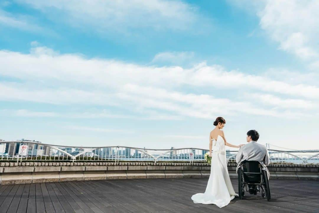 久下真以子のインスタグラム：「. 2月11日(土)に、結婚式と披露宴を行わせていただきました💍💒  学生時代からの友人に メディア関係の上司や先輩、同期たち それにアスリートのみなさん…  125人のゲストが集まってくれ 人生で１番幸せな１日でした✨  本当にみなさんありがとうございます😭❤️  その時の写真を早く載せたい！のだけど、 公式写真データがまだ届いてないので、 先に前撮りを投稿しちゃいます😂👏  夫婦で悩みに悩んだ式場選び、 お世話になったのは #ホテルインターコンチネンタル東京ベイ でした🏨  私が「海」「景色」にこだわったこと、 当時まだ生きていた母がホテルという空間が大好きだったことから、 ここにしました。  前撮りも結婚式も信じられないくらい快晴☀️で、 きっと母が照らしてくれていたのだと思います！  未熟な二人ですが、どうぞこれからもよろしくお願いいたします✨  しばらくちょくちょく投稿しますのでお付き合いくださーい😂 . . . . . . #ウェディングデイ #hotelintercontinental #花嫁 #花嫁ヘア #花嫁美容  #卒花嫁 #花嫁準備 #花嫁ダイエット #花嫁レポ #東京花嫁 #プレ花嫁準備 #ウエディングドレス #ウエディング #ウエディングフォト」