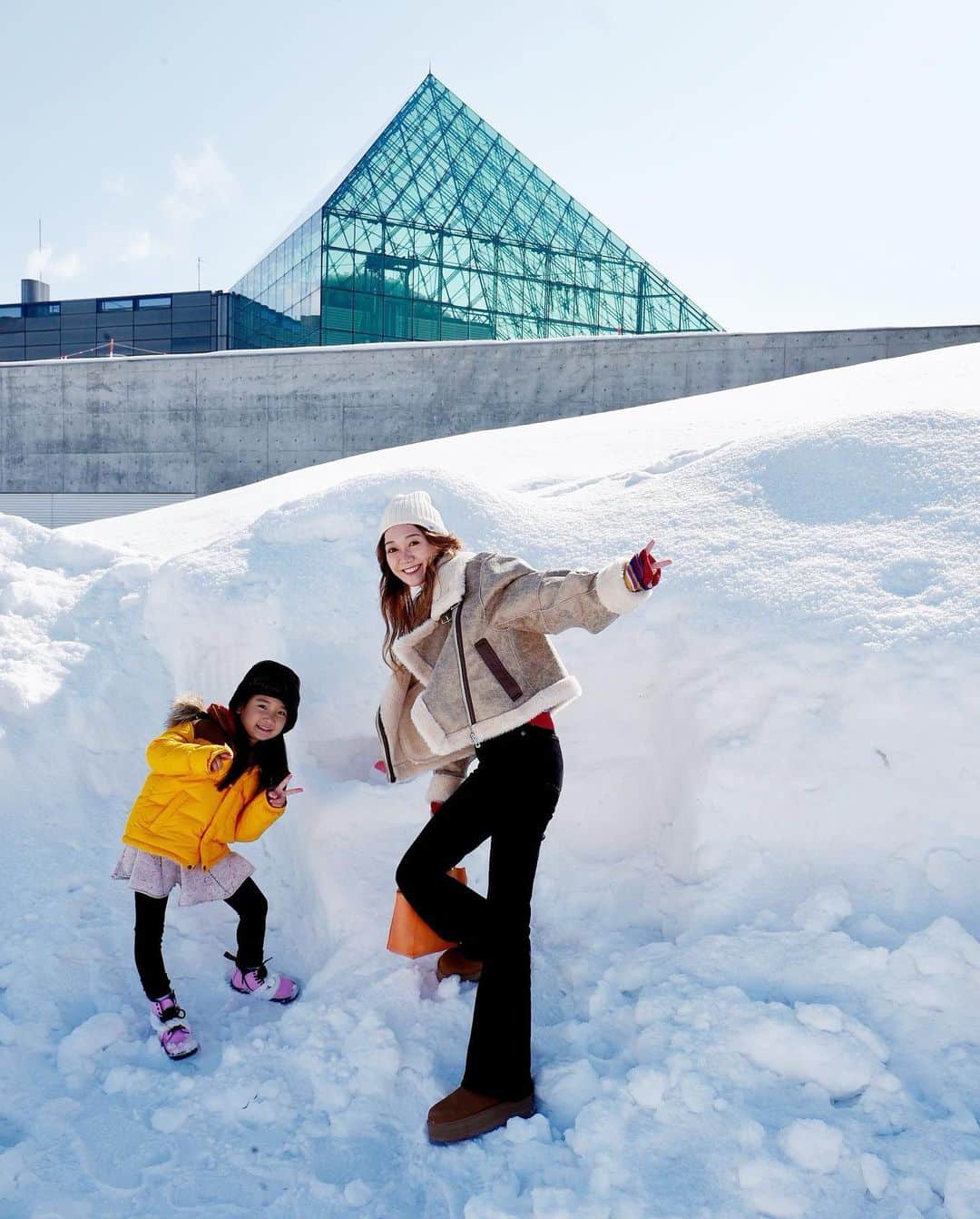 清水わかこさんのインスタグラム写真 - (清水わかこInstagram)「北海道に来ています✈️👨‍👩‍👧 娘も初めての雪に感動。 私も初めての北海道に感動。  今までの旅中もそうなのだけど 旅中電車やタクシーに乗っている移動時間に旅の記録に残しているハイライト用に、その瞬間の気持ちもメモのように入れたりしてストーリーズをたくさん更新しています🙏🙏  いつもより多く上がってくると思うのでスキップしていただきたいて🙏🙇‍♀️  写真は @leica_camera とiPhone📸 @libertyforce_teruya  #teruya旅 #北海道 #雪 #札幌 #家族旅行 #女の子 #女の子ママ #hokkaido #sapporo #leica #leicaq」2月24日 23時14分 - wakacham_