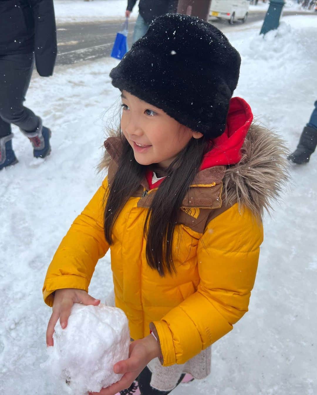 清水わかこさんのインスタグラム写真 - (清水わかこInstagram)「北海道に来ています✈️👨‍👩‍👧 娘も初めての雪に感動。 私も初めての北海道に感動。  今までの旅中もそうなのだけど 旅中電車やタクシーに乗っている移動時間に旅の記録に残しているハイライト用に、その瞬間の気持ちもメモのように入れたりしてストーリーズをたくさん更新しています🙏🙏  いつもより多く上がってくると思うのでスキップしていただきたいて🙏🙇‍♀️  写真は @leica_camera とiPhone📸 @libertyforce_teruya  #teruya旅 #北海道 #雪 #札幌 #家族旅行 #女の子 #女の子ママ #hokkaido #sapporo #leica #leicaq」2月24日 23時14分 - wakacham_