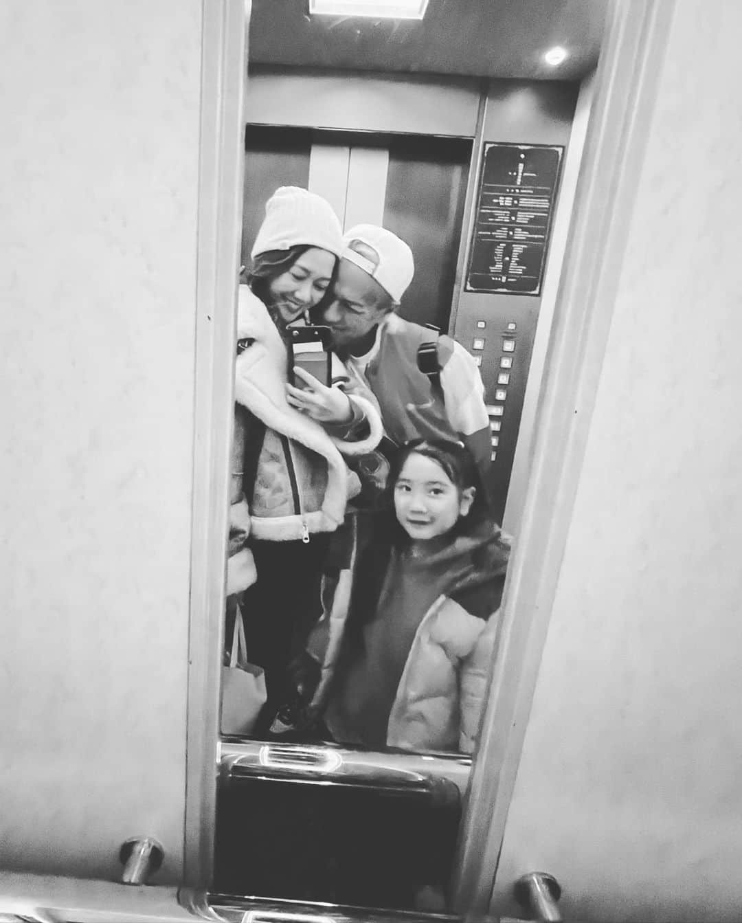 清水わかこさんのインスタグラム写真 - (清水わかこInstagram)「北海道に来ています✈️👨‍👩‍👧 娘も初めての雪に感動。 私も初めての北海道に感動。  今までの旅中もそうなのだけど 旅中電車やタクシーに乗っている移動時間に旅の記録に残しているハイライト用に、その瞬間の気持ちもメモのように入れたりしてストーリーズをたくさん更新しています🙏🙏  いつもより多く上がってくると思うのでスキップしていただきたいて🙏🙇‍♀️  写真は @leica_camera とiPhone📸 @libertyforce_teruya  #teruya旅 #北海道 #雪 #札幌 #家族旅行 #女の子 #女の子ママ #hokkaido #sapporo #leica #leicaq」2月24日 23時14分 - wakacham_