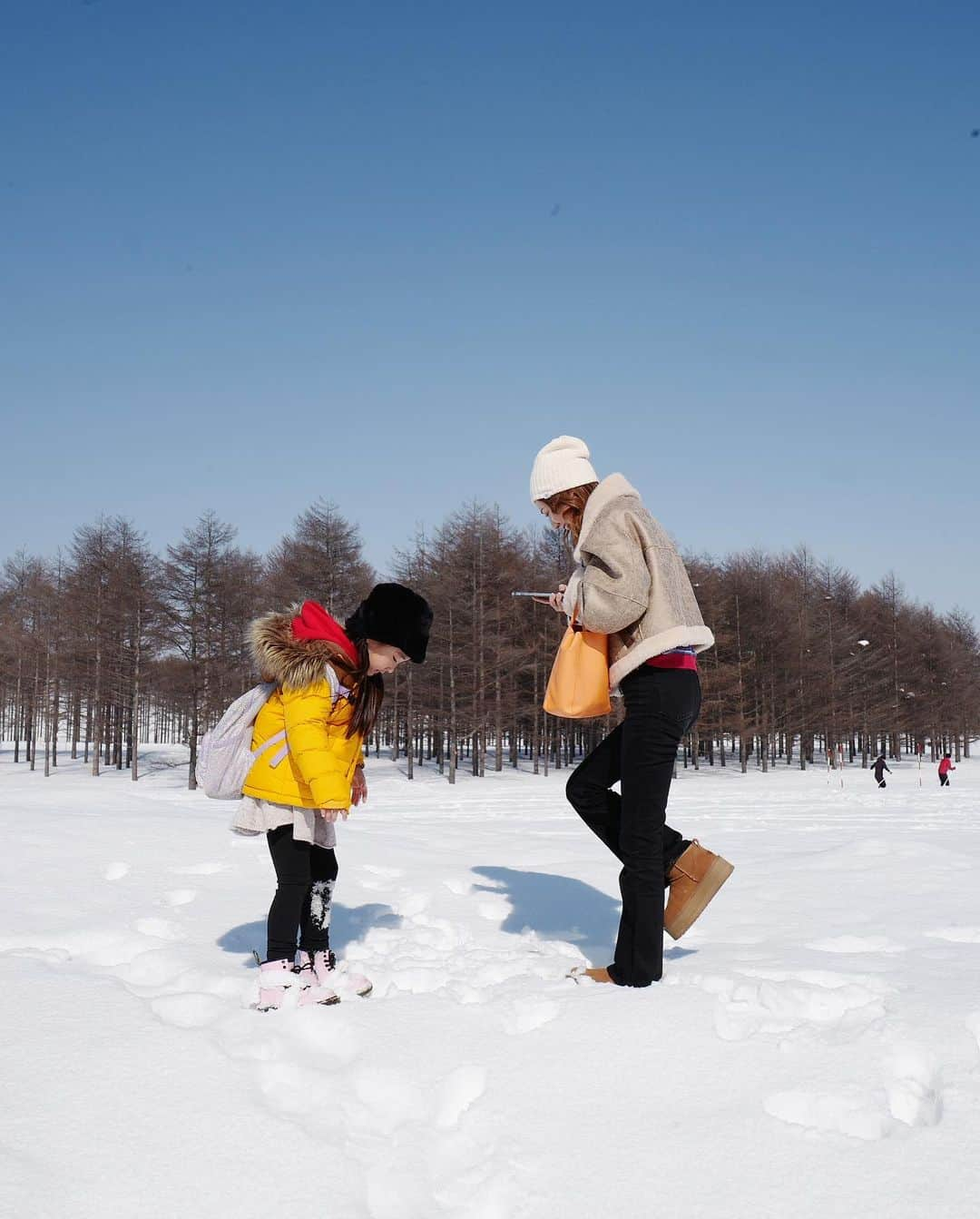 清水わかこのインスタグラム：「北海道に来ています✈️👨‍👩‍👧 娘も初めての雪に感動。 私も初めての北海道に感動。  今までの旅中もそうなのだけど 旅中電車やタクシーに乗っている移動時間に旅の記録に残しているハイライト用に、その瞬間の気持ちもメモのように入れたりしてストーリーズをたくさん更新しています🙏🙏  いつもより多く上がってくると思うのでスキップしていただきたいて🙏🙇‍♀️  写真は @leica_camera とiPhone📸 @libertyforce_teruya  #teruya旅 #北海道 #雪 #札幌 #家族旅行 #女の子 #女の子ママ #hokkaido #sapporo #leica #leicaq」