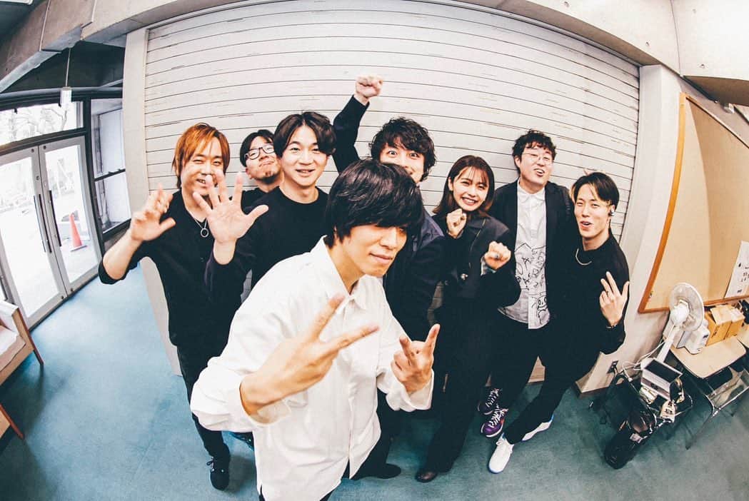 足立佳奈のインスタグラム：「昨夜はandropさんのLIVEで、 人生初めてコーラスとしてステージに立たせて頂きました。  本当に沢山の学びがあって、 そしてandropの皆さん、 私と一緒にコーラスをして下さったケイちゃんリュウちゃん、ピアノの佐藤雄大さん、 スタッフの皆さんの温かさ偉大さを知り胸が熱くなりました。  andropさんが作られる音楽は、生き物のようで、サブスクで聞く時とLIVEとで変化があって、私も一ファンとして、昨日という時間を、お客さんと同じようにワクワク心躍らせながら楽しく過ごさせてもらいました！！！  私もいつかまたステージで皆さんとご一緒できますように。  特別な1日をありがとうございました！！  #androp」