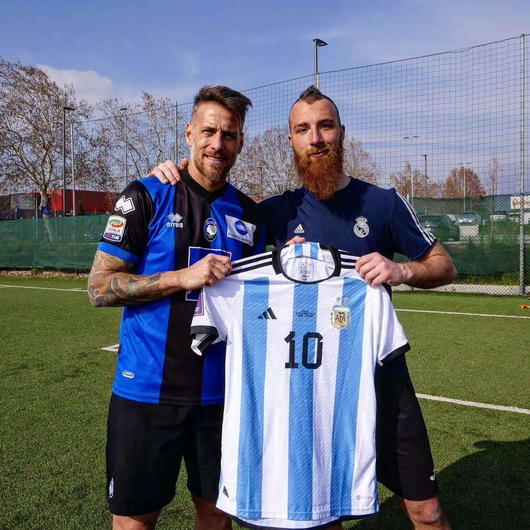 ヘルマン・デニスのインスタグラム：「"El TANQUE"🇦🇷 vs RAGNAR GK💀 (si, è la maglia che ha usato Lionel Messi in finale mondiale quatar 2022)  #football #messi #argentina #🇦🇷 #quatar2022 #germandenis #calcio #ragnargk #atalanta #napoli #goalkeeper #insta #instagram #post #⚽️」