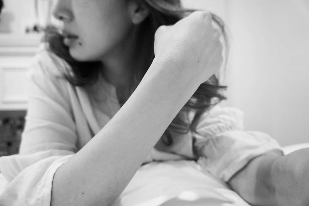 廣瀬規子さんのインスタグラム写真 - (廣瀬規子Instagram)「今日から @cebalasi のインスタがリニューアルです⭐︎  Sold outだった物も、少し入ってきていたりするので、よかったらのぞいてみてください😊🤲🙇‍♀️✨  密かにファンが多いこちらの抗菌ダブルガーゼワンピは、お風呂上がりのガウンの様な感覚で使って頂ける様に作りました。  もちろん夏はこのまま寝て頂けますし、個人的にはお風呂上がりのボディークリームを塗った後、パジャマを着る前にこのガーゼワンピを着て、クリームを馴染ませてからパジャマを着る✨という感じで、年中着ています😊  軽くてね、抗菌だしね、 お袖のフリルも締め付けすぎず良い感じだし、、、自画自賛でしかないけど、ほんと、作ってよかったと思うのです😌🫰💕  #たまには自分のブランドについて語ってみる」2月24日 23時18分 - noriko_style