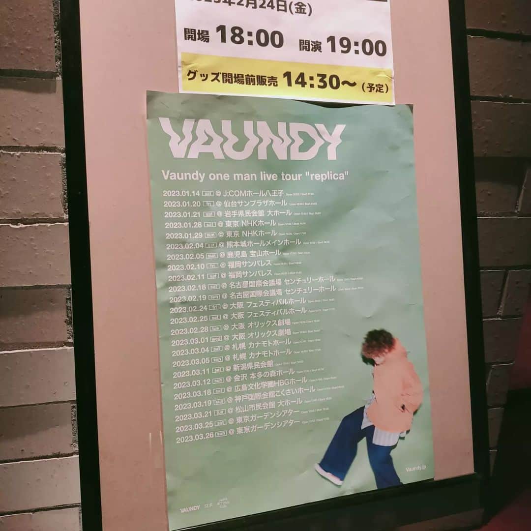 のインスタグラム：「#vaundy のライブ #フェスティバルホール  に行ってきました！ もうこの規模でやることは二度とないんちゃうかな。ギチギチで空気が薄かった。。 一言で言うと最高。 バウくんかっこいいし歌うまいし曲めっちゃいいしサポートメンバーもめっちゃ上手いし、最高やろ。 天才、ニュータイプ、いや、もう彼は転生3回目やろって話で落ち着きました。 聴きたい曲全部聴けた🎶 12月の大阪城ホール申し込んだ。 グッズはピンバッチと長袖Tシャツをゲット。 #vaundyライブ#vaundy好きな人と繋がりたい #vaundyグッズ」