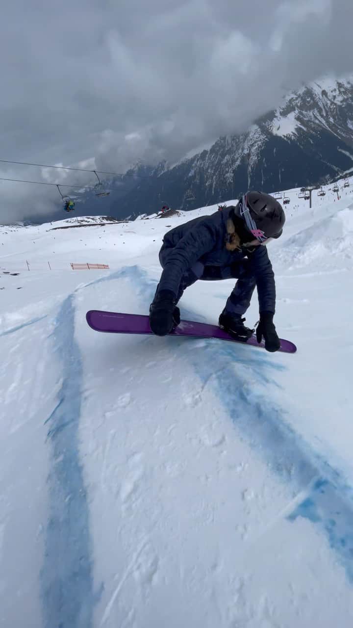 リンゼイ・ジャコベリスのインスタグラム：「Enjoying some last minute training before heading to #WorldChamps 🎥 @sennaleith @kesslersnowboards  @bernhelmets @ussnowboardteam」