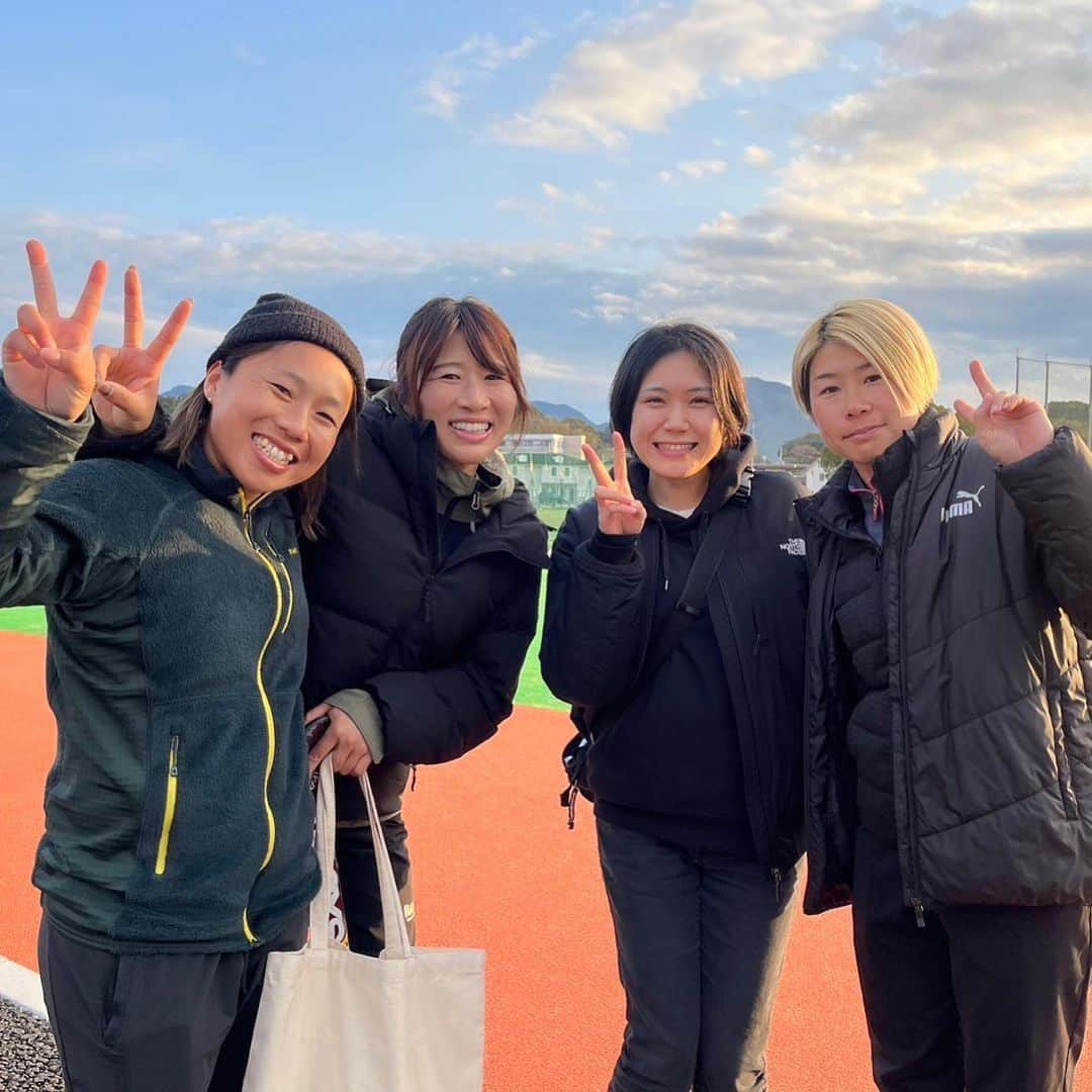 浅野祥代さんのインスタグラム写真 - (浅野祥代Instagram)「今年度2回目の佐賀に行ってきた🛩  なかなか予定合わず週半ばに突撃🦖12月に決まってからあっという間🐥  前回の9月に行った時よりも、本当に上手になっててびっくりした🫣🤍✨これからの活躍がますます楽しみだ〜♩  佐賀の皆さんはいつもあったかくて大好き☺️🫶 @imari.s.y お世話になりました😆来月またあいましょう〜☺️✨  あぢさん、あやねには最終日までお世話になりまして🙇‍♀️💗ありがとうございました💗 ぴちぴちガールズたち👯‍♀️もありがとう💗 また会えるの楽しみにしてます〜🥰  @imari_hockey」2月24日 23時28分 - sakiyo.a526