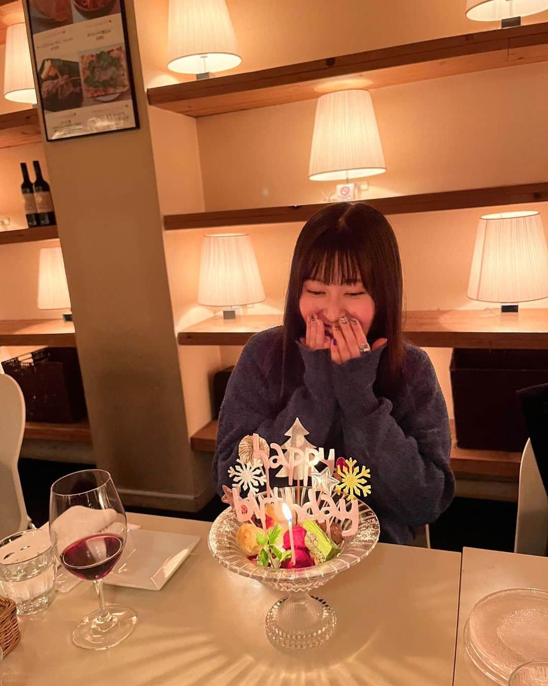 未梨一花さんのインスタグラム写真 - (未梨一花Instagram)「はっぴーばーすでーわたし   今日で24歳になりました。 ファンの皆様をはじめ、関係者の皆様や家族、友人達からもたくさんたくさんお祝いの言葉をいただいてもう本当に幸せの極みでございます。ありがとうございました。   歳を重ねる度に増えていく新しい出会いや経験をこれからもどんどん蓄えて、いつの日かビッグでファンキーなおばあちゃんになれるよう全力で楽しく生きていこうと思います。   24歳 まだまだ足りないところばっかり 勉強して、辛抱して、誠心誠意向き合うこと あたりまえを、初心を、感謝を忘れない 、、大人になりたい   そんな感じです！引き続きよろしくお願いします！     📷京都旅行で大好きな友人達が先取りお誕生会をしてくれました。後半はわざと大袈裟に喜んではしゃぐわたし。 いつもありがとうね🤍🤍     #誕生日 #ありがとうございました」2月24日 23時31分 - 1ka__3ri