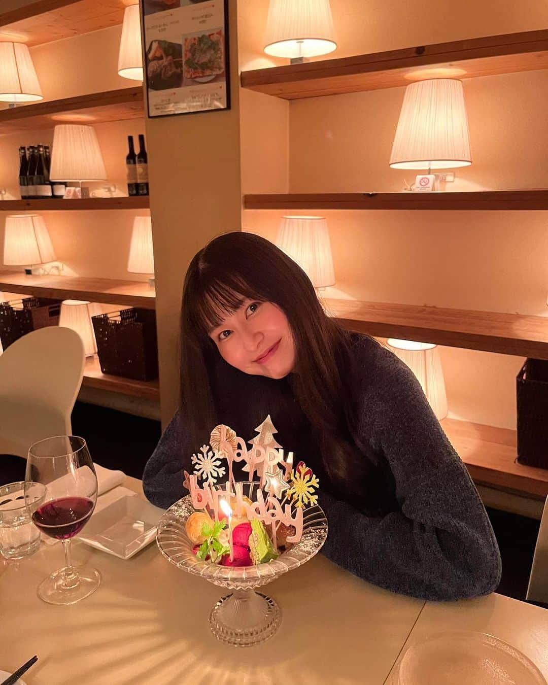 未梨一花さんのインスタグラム写真 - (未梨一花Instagram)「はっぴーばーすでーわたし   今日で24歳になりました。 ファンの皆様をはじめ、関係者の皆様や家族、友人達からもたくさんたくさんお祝いの言葉をいただいてもう本当に幸せの極みでございます。ありがとうございました。   歳を重ねる度に増えていく新しい出会いや経験をこれからもどんどん蓄えて、いつの日かビッグでファンキーなおばあちゃんになれるよう全力で楽しく生きていこうと思います。   24歳 まだまだ足りないところばっかり 勉強して、辛抱して、誠心誠意向き合うこと あたりまえを、初心を、感謝を忘れない 、、大人になりたい   そんな感じです！引き続きよろしくお願いします！     📷京都旅行で大好きな友人達が先取りお誕生会をしてくれました。後半はわざと大袈裟に喜んではしゃぐわたし。 いつもありがとうね🤍🤍     #誕生日 #ありがとうございました」2月24日 23時31分 - 1ka__3ri