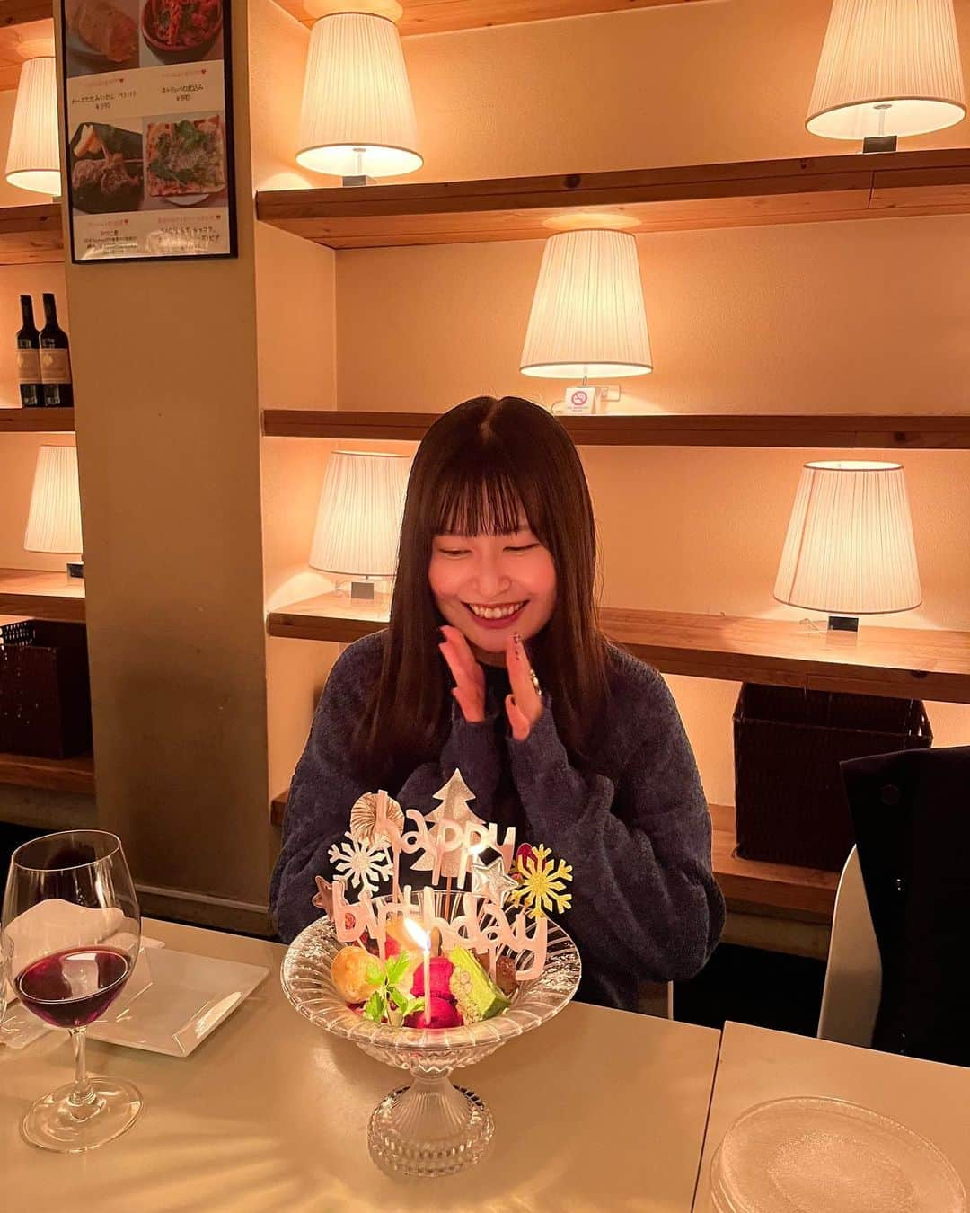 未梨一花さんのインスタグラム写真 - (未梨一花Instagram)「はっぴーばーすでーわたし   今日で24歳になりました。 ファンの皆様をはじめ、関係者の皆様や家族、友人達からもたくさんたくさんお祝いの言葉をいただいてもう本当に幸せの極みでございます。ありがとうございました。   歳を重ねる度に増えていく新しい出会いや経験をこれからもどんどん蓄えて、いつの日かビッグでファンキーなおばあちゃんになれるよう全力で楽しく生きていこうと思います。   24歳 まだまだ足りないところばっかり 勉強して、辛抱して、誠心誠意向き合うこと あたりまえを、初心を、感謝を忘れない 、、大人になりたい   そんな感じです！引き続きよろしくお願いします！     📷京都旅行で大好きな友人達が先取りお誕生会をしてくれました。後半はわざと大袈裟に喜んではしゃぐわたし。 いつもありがとうね🤍🤍     #誕生日 #ありがとうございました」2月24日 23時31分 - 1ka__3ri