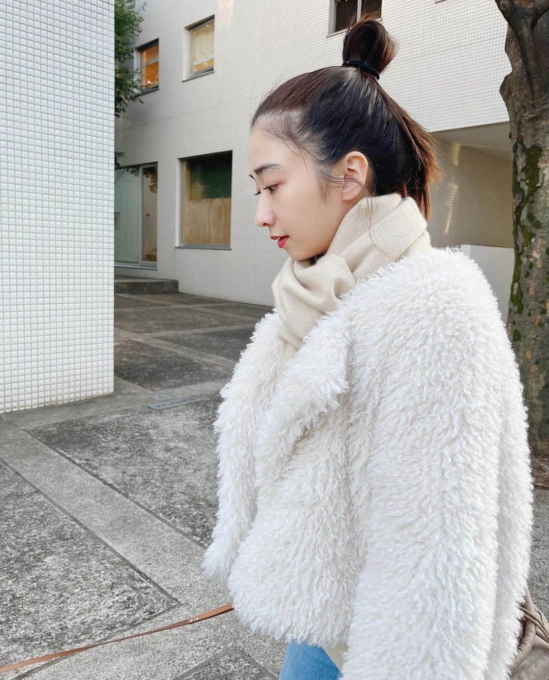 田原可南子さんのインスタグラム写真 - (田原可南子Instagram)「“コーダ あいのうた” 鑑賞。 さまざまな愛の形を垣間見た。 伝える、伝わる、って素敵。 温かいやさしさに包まれる映画でした🎼  この日は撮影終わりにお散歩！ クマもあるけど日焼けは気にせず すっぴんにリップが気持ちいい。  ふわふわで軽くてあったかい エコファーのアウター🐩 @fray_id   2匹でおそろいの春ニット🧶 @gelatopique_official」2月24日 23時33分 - kanakotahara