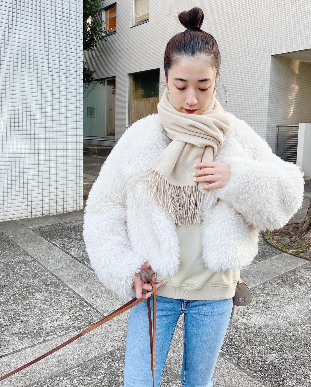 田原可南子のインスタグラム：「“コーダ あいのうた” 鑑賞。 さまざまな愛の形を垣間見た。 伝える、伝わる、って素敵。 温かいやさしさに包まれる映画でした🎼  この日は撮影終わりにお散歩！ クマもあるけど日焼けは気にせず すっぴんにリップが気持ちいい。  ふわふわで軽くてあったかい エコファーのアウター🐩 @fray_id   2匹でおそろいの春ニット🧶 @gelatopique_official」