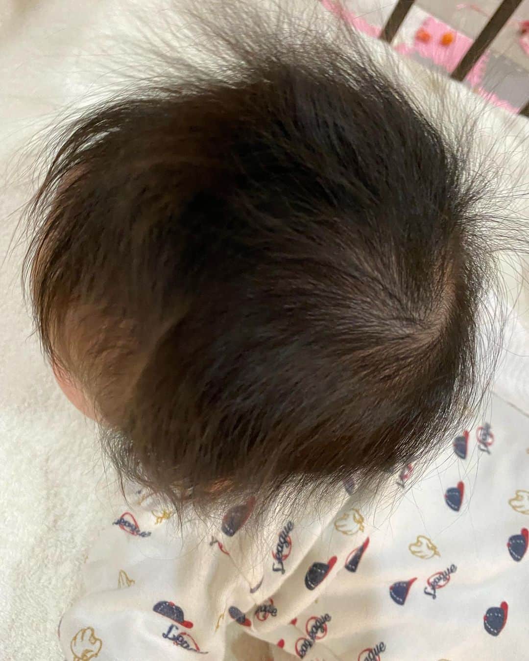 松尾依里佳さんのインスタグラム写真 - (松尾依里佳Instagram)「♬♬♬  生まれてから ずっと逆立っていた髪の毛が 生後5ヶ月になり ようやく寝始めました☺︎  そう、あっという間に 息子は5ヶ月になっています！（早い…）  二人目が生まれて これまで以上に 時間もゆとりもなく😂  下の子の成長を ゆっくり味わう間もないですが（ごめん！）  ずっとにこにこ よく笑う子で せわしない日常ですが 和ませてくれます☺︎  #まつおさんちの子育て #二人目 #あっという間 #ニコニコくん #1枚目は生後4ヶ月」2月24日 23時41分 - erika.matsuo