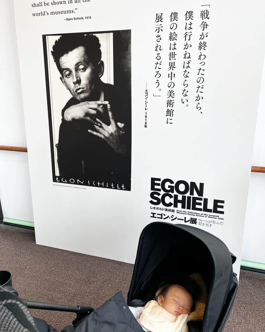 木野園子のインスタグラム：「ベビーカーはサイベックス @cybex_japan のメリオカーボンのブラックにしました🤍軽くて使いやすいのに安定感もあってとても良かった✨ まだ歩き回らないので一緒に美術館にも行きました🎨東京都美術館はベビーにも優しくてベビールームもいつも綺麗にしてあるので安心して行けました🌷🌷  #egonschiele #エゴンシーレ #東京都美術館 #cybex #ベビーカー #ベビーとお出かけ」