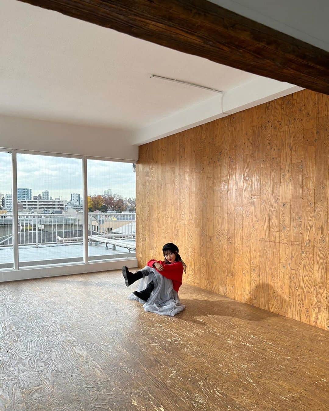 山口真帆のインスタグラム：「実際使われてる写真はアップになってるからわからないと思うんですが、とっても腹筋使ってます…  足あげながらでも手が前にあったほうが可愛い！とのことなので腹筋でバランスを保ってるの。  1枚目腹筋 2枚目休みながら手の角度変えて 3枚目腹筋 4枚目腹筋リピが面白くて笑ってます 5.6枚目実際使われてる写真 7.8枚目普通に座ることもできます  実際使われてる写真だと腹筋で頑張ってるの伝わらないよね笑  2023.4〜カレンダーオフショット。 〆切2月28日。プロフからK-ショップにて。」