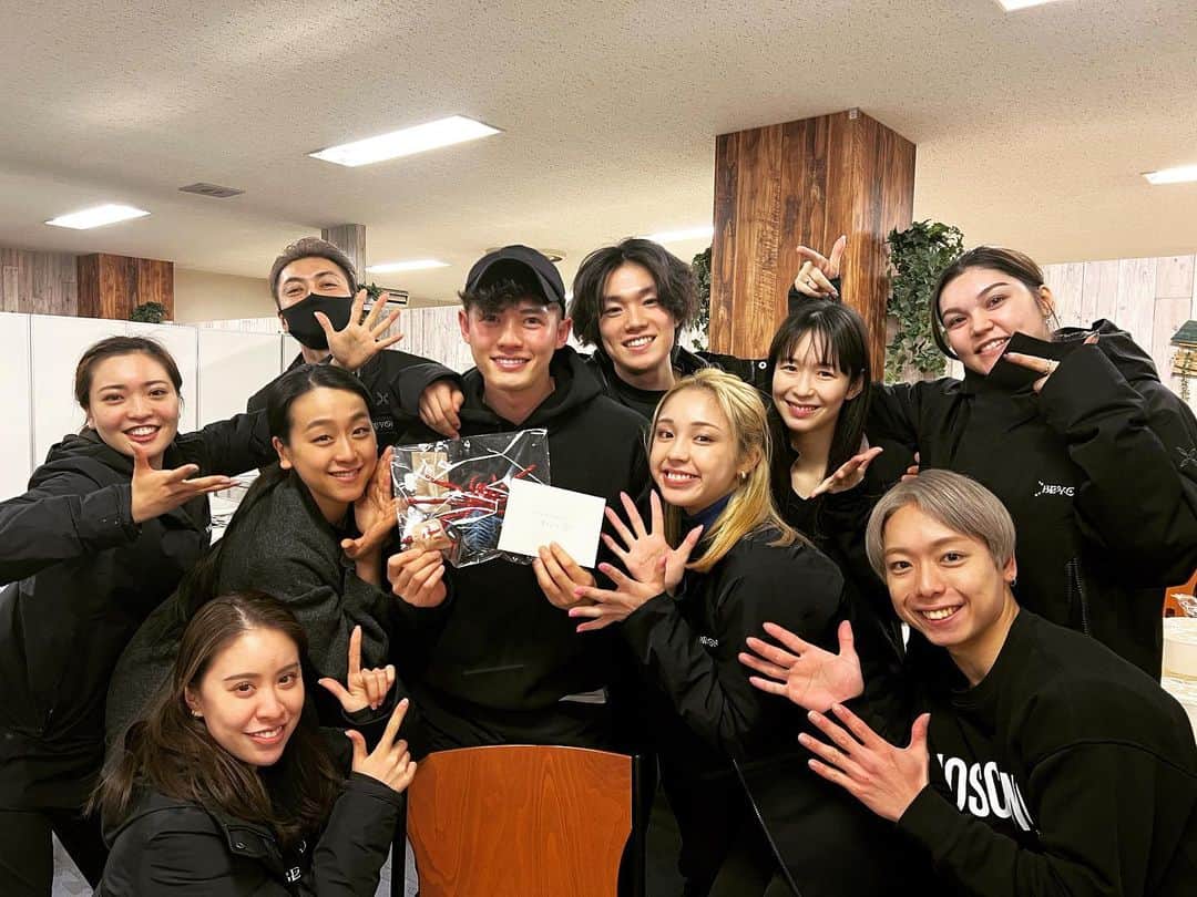 柴田嶺のインスタグラム：「また一つ歳を重ねました✨ 最高のメンバーにお祝いしていただき幸せ者です😭💕 年齢はただの数字ですが(笑)、歳を重ねたからこそまた今までには出来なかった表現が氷上でできるよう日々精進します😆❗️ BEYONDは最強です👍👍👍  #beyond#仲間#絆#birthday#beyondmaotour」