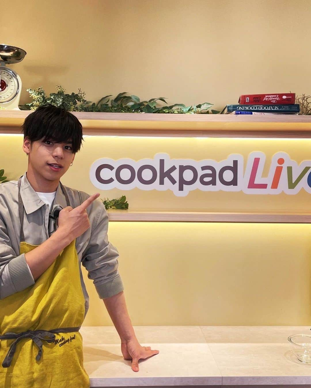 大城光さんのインスタグラム写真 - (大城光Instagram)「今日はcookpadLive生配信ありがとうございました‼️  観覧に来てくれたみんなのパンをトーストできる日が来るとは😂 少しでもこだわりが届いてたらいいな👍  そして配信で見てくれたみんなもコメント、スタンプでの応援もありがとう‼️ アーカイブもあるので途中からの方、もう1度見たい方も是非！  改めて最光クロワッサン→湯〜とぴあ宝→cookpadLiveとそれぞれ違った形でチアーズのみんなに会えて嬉しかったです！ 駆け抜けてくれた皆様ありがとうございました🫡  中には時間を作って全部応援してくれた方もいて本当に感謝しかないです❗️  明日は花咲かタイムズ生放送なのでよろしくお願いします☺️  パンの持ち方が自分の中では上下反対なのが気になる笑  #マジプリ#大城光 #cookpadlive #cookpadlivecafe #cookpad  #心斎橋 #心斎橋PARCO #パンに恋する王子様 #パン恋 #湯〜とぴあ宝 #ポンシェ #最光クロワッサン」2月25日 0時28分 - hikaru_oshiro0704