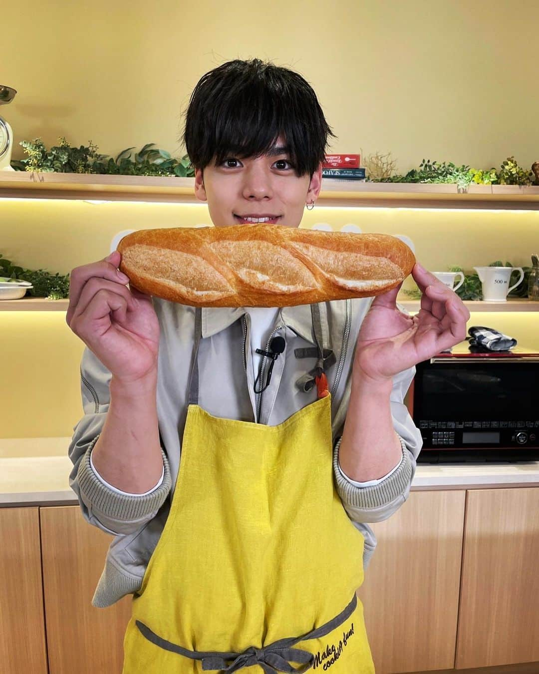 大城光さんのインスタグラム写真 - (大城光Instagram)「今日はcookpadLive生配信ありがとうございました‼️  観覧に来てくれたみんなのパンをトーストできる日が来るとは😂 少しでもこだわりが届いてたらいいな👍  そして配信で見てくれたみんなもコメント、スタンプでの応援もありがとう‼️ アーカイブもあるので途中からの方、もう1度見たい方も是非！  改めて最光クロワッサン→湯〜とぴあ宝→cookpadLiveとそれぞれ違った形でチアーズのみんなに会えて嬉しかったです！ 駆け抜けてくれた皆様ありがとうございました🫡  中には時間を作って全部応援してくれた方もいて本当に感謝しかないです❗️  明日は花咲かタイムズ生放送なのでよろしくお願いします☺️  パンの持ち方が自分の中では上下反対なのが気になる笑  #マジプリ#大城光 #cookpadlive #cookpadlivecafe #cookpad  #心斎橋 #心斎橋PARCO #パンに恋する王子様 #パン恋 #湯〜とぴあ宝 #ポンシェ #最光クロワッサン」2月25日 0時28分 - hikaru_oshiro0704