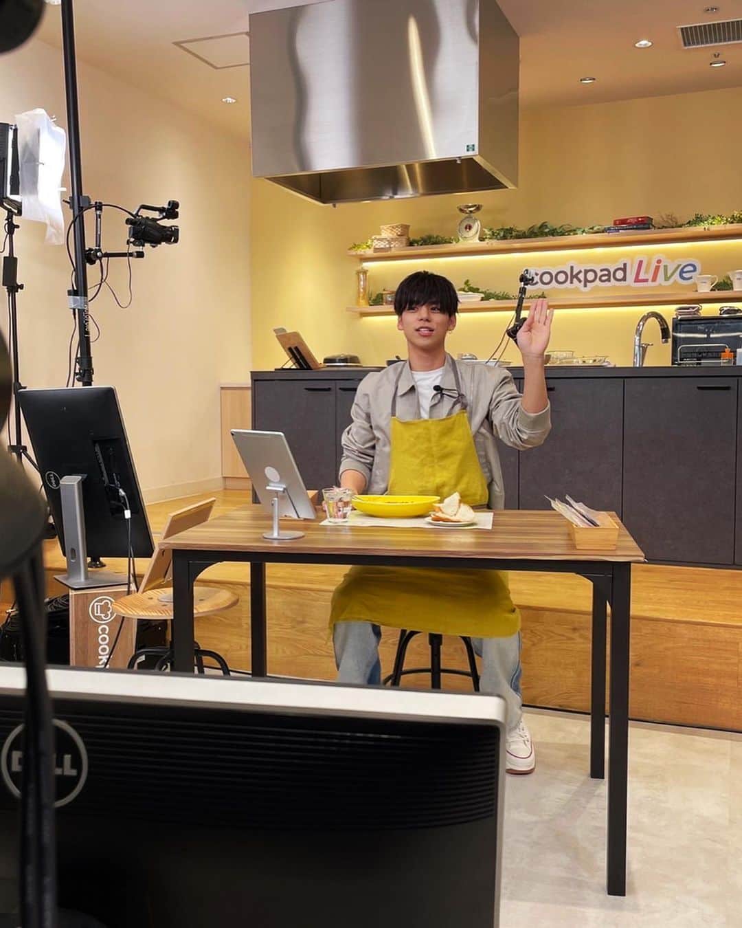 大城光さんのインスタグラム写真 - (大城光Instagram)「今日はcookpadLive生配信ありがとうございました‼️  観覧に来てくれたみんなのパンをトーストできる日が来るとは😂 少しでもこだわりが届いてたらいいな👍  そして配信で見てくれたみんなもコメント、スタンプでの応援もありがとう‼️ アーカイブもあるので途中からの方、もう1度見たい方も是非！  改めて最光クロワッサン→湯〜とぴあ宝→cookpadLiveとそれぞれ違った形でチアーズのみんなに会えて嬉しかったです！ 駆け抜けてくれた皆様ありがとうございました🫡  中には時間を作って全部応援してくれた方もいて本当に感謝しかないです❗️  明日は花咲かタイムズ生放送なのでよろしくお願いします☺️  パンの持ち方が自分の中では上下反対なのが気になる笑  #マジプリ#大城光 #cookpadlive #cookpadlivecafe #cookpad  #心斎橋 #心斎橋PARCO #パンに恋する王子様 #パン恋 #湯〜とぴあ宝 #ポンシェ #最光クロワッサン」2月25日 0時28分 - hikaru_oshiro0704