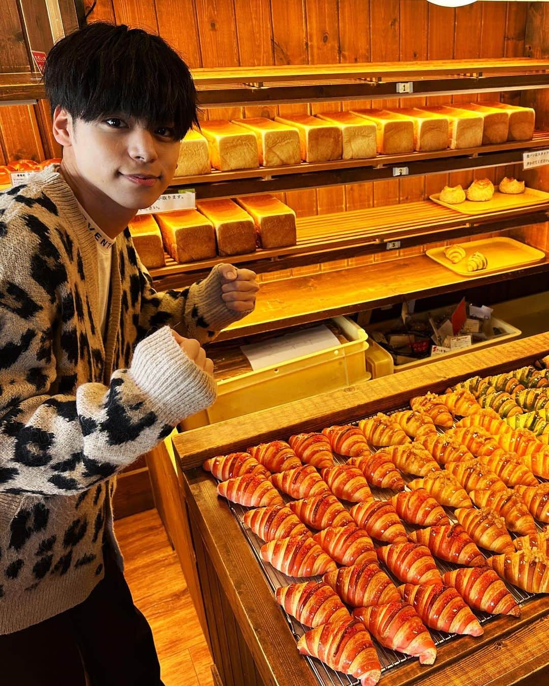 大城光さんのインスタグラム写真 - (大城光Instagram)「今日はcookpadLive生配信ありがとうございました‼️  観覧に来てくれたみんなのパンをトーストできる日が来るとは😂 少しでもこだわりが届いてたらいいな👍  そして配信で見てくれたみんなもコメント、スタンプでの応援もありがとう‼️ アーカイブもあるので途中からの方、もう1度見たい方も是非！  改めて最光クロワッサン→湯〜とぴあ宝→cookpadLiveとそれぞれ違った形でチアーズのみんなに会えて嬉しかったです！ 駆け抜けてくれた皆様ありがとうございました🫡  中には時間を作って全部応援してくれた方もいて本当に感謝しかないです❗️  明日は花咲かタイムズ生放送なのでよろしくお願いします☺️  パンの持ち方が自分の中では上下反対なのが気になる笑  #マジプリ#大城光 #cookpadlive #cookpadlivecafe #cookpad  #心斎橋 #心斎橋PARCO #パンに恋する王子様 #パン恋 #湯〜とぴあ宝 #ポンシェ #最光クロワッサン」2月25日 0時28分 - hikaru_oshiro0704