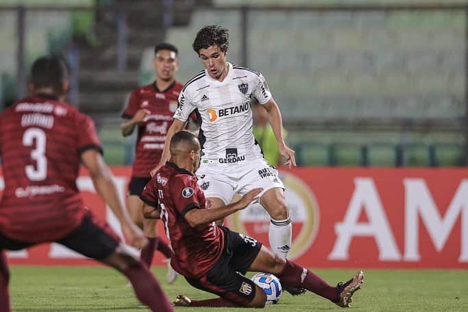 ドドのインスタグラム：「Empate na Venezuela. Quarta-feira tem decisão no Mineirão ⚽️🐔 #Libertadores #CAM #GALO 📸 @pedrosouza09」