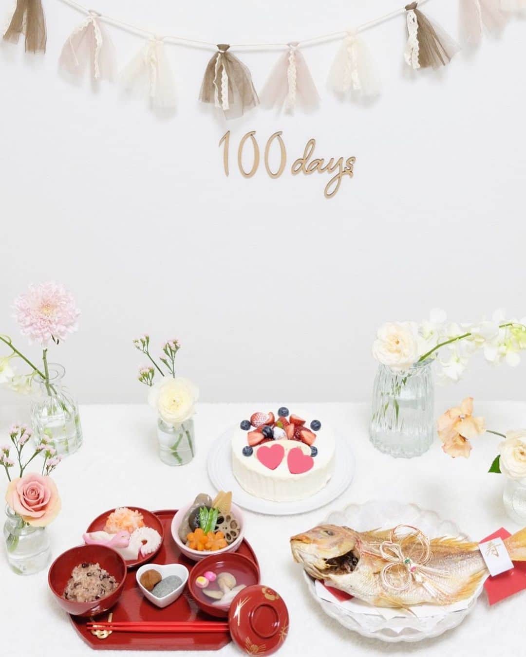 のインスタグラム：「*  　生後100日ごろにお食い初めをしました❀´- 　色々と迷った挙句全部手作りしてみました𓅯 ⸒⸒ 　前日から下ごしらえをし飾り切りは夫にお願いしました𓍯 　また思い出が増えました◡̈⃝ 　  　┈┈┈┈┈┈┈ ❁ ❁ ❁ ┈┈┈┈┈┈┈┈  　#サイベックス #サイベックスメリオ #baby 　#プレママ #出産準備 #生後3ヶ月 #両親学級　 　#プレママ教室 #baby #令和4年ベビー　 　#第一子 #秋生まれベビー #9月生まれ 　#令和4年ベビー　 　#出産準備 #出産祝い #ジェラートピケ　 　#ニューボーンフォト #newbornphotography  　#お食い初め #生後100日 #女の子ベビー 　#離乳食 #離乳食準備 #離乳食準備グッズ 　#お宮参り #お宮参りコーデ #お宮参りフォト 　#ひな祭り#雛祭り #韓国こども服 　#バースデーコーデ #バースデー購入」
