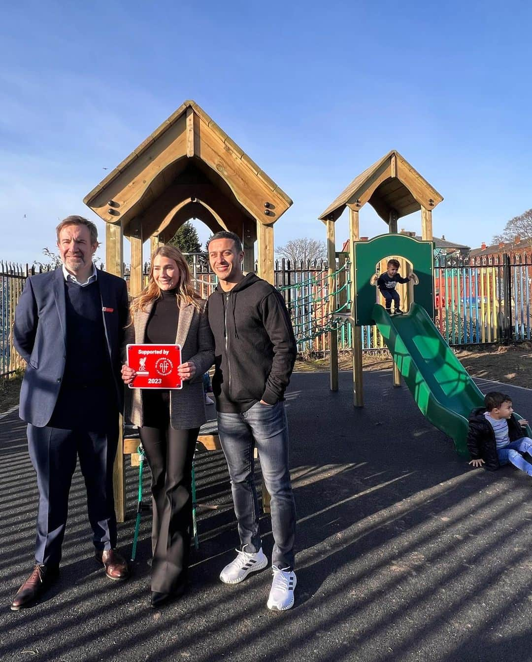 ティアゴ・アルカンタラさんのインスタグラム写真 - (ティアゴ・アルカンタラInstagram)「Yesterday we inaugurated the new playground of @greenhouseprojectl8 in Toxteth, Liverpool. With this new space the kids will be available to play in a nice and safe environment while they learn. This was possible thanks to @alcantarafound , @thelfcfoundation and all the partners involved in this project. Thanks for all who make it possible 🫶🏽」2月25日 1時18分 - thiago6