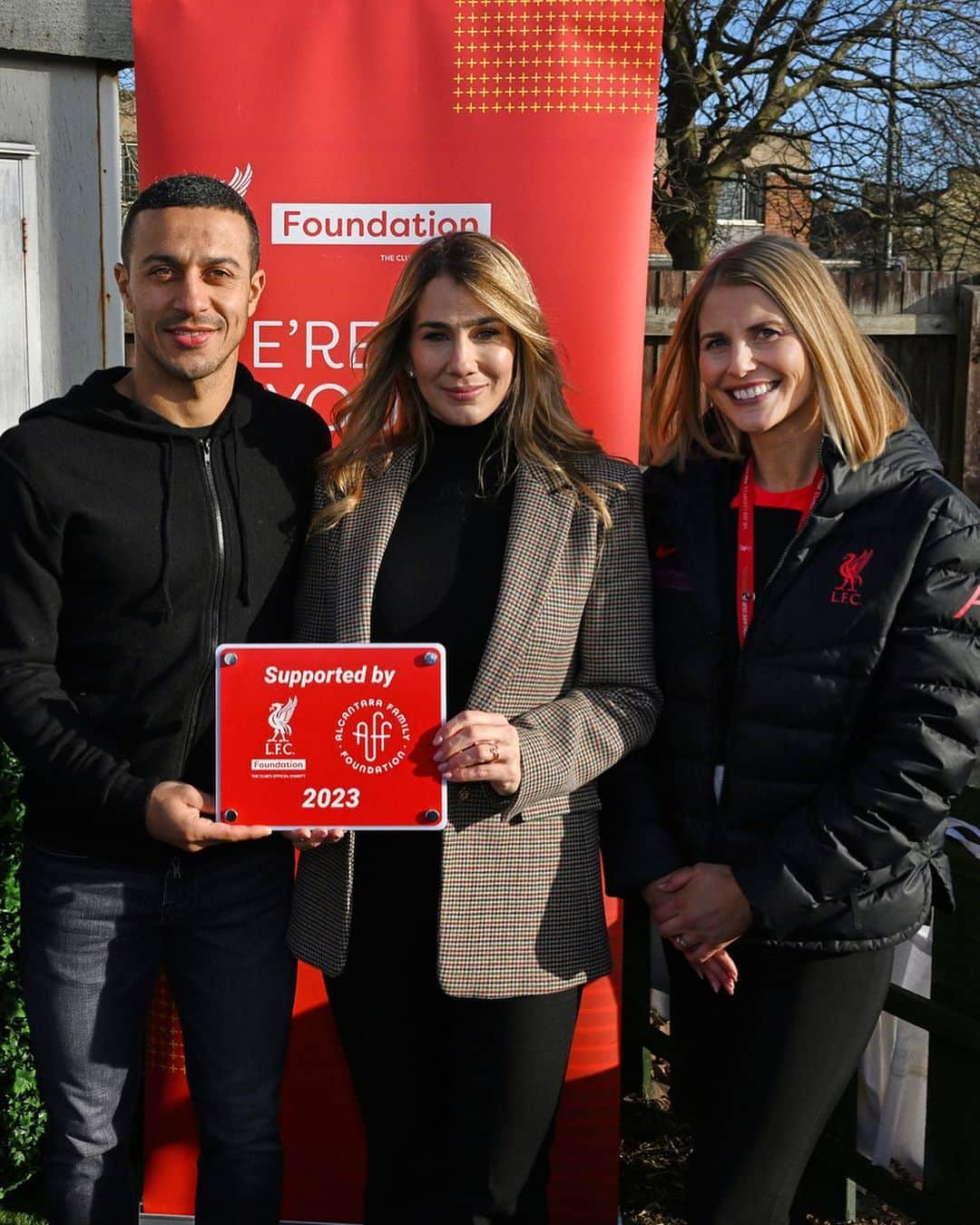 ティアゴ・アルカンタラのインスタグラム：「Yesterday we inaugurated the new playground of @greenhouseprojectl8 in Toxteth, Liverpool. With this new space the kids will be available to play in a nice and safe environment while they learn. This was possible thanks to @alcantarafound , @thelfcfoundation and all the partners involved in this project. Thanks for all who make it possible 🫶🏽」